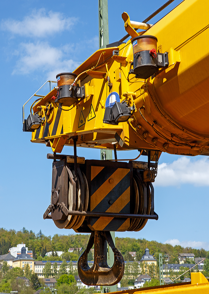 
Detailbild von hinten: 
Das obere Ende von Teleskopausleger, die Kranflasche und der Kranhaken, von dem 125t -KIROW Gleisbauschienenkran KRC 810 T der Hering Bau (Burbach), Schweres Nebenfahrzeug Nr. D-HGUI 99 80 9419 010-0, am 10.05.2015 Siegen-Eintracht.
Deutlich zusehen, das Seil ist nur zweimal umgelenkt, so wäre die halbe Last am Haken möglich, aber die Hubgeschwindigkeit die doppelte, als bei vierfacher Umlenkung.