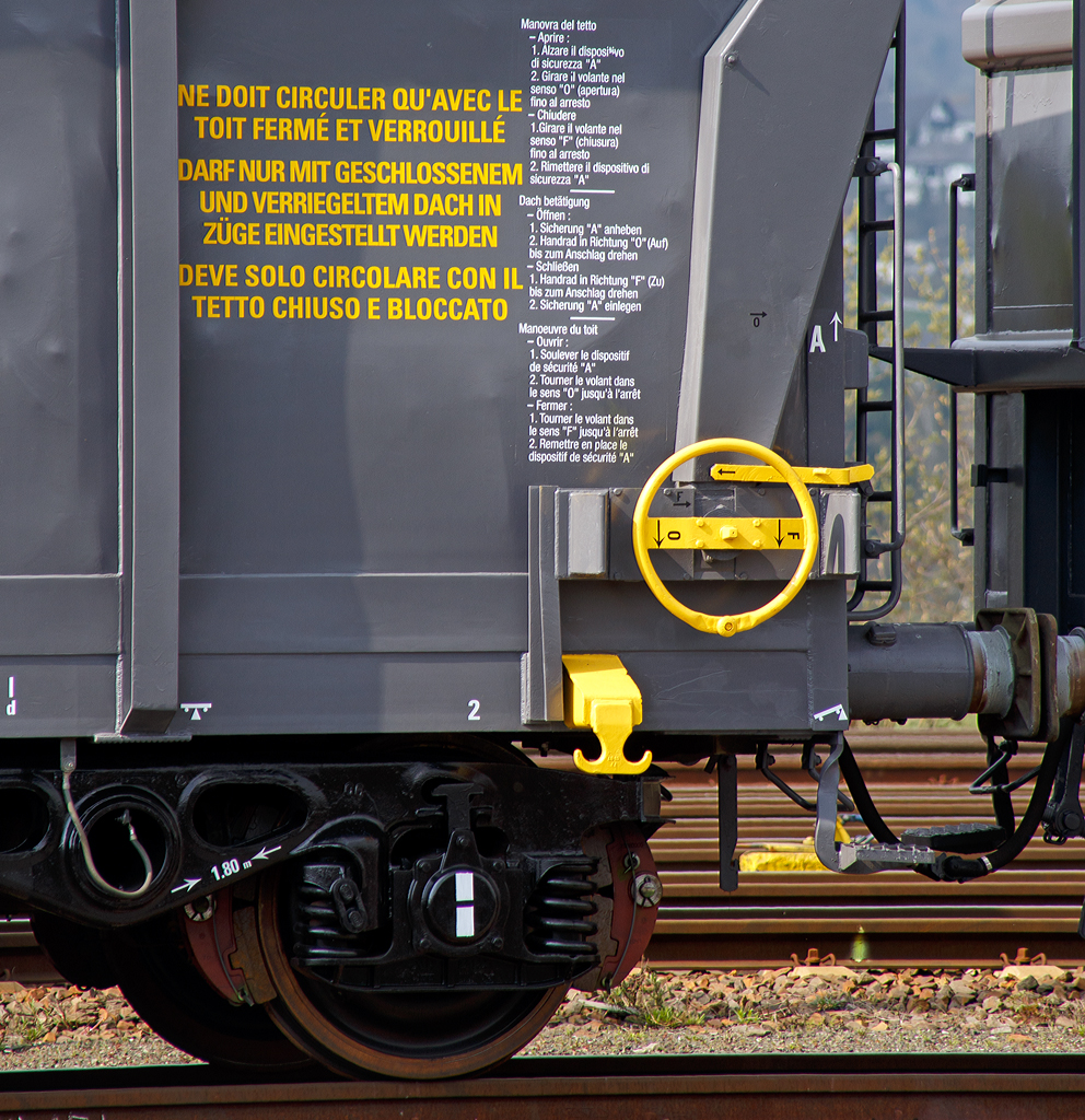 Detailbild mit Bedienungsanleitung f�rs Rolldach von dem 4-achsigen Drehgestellwagen mit Rolldach speziell f�r Tonerde, der Gattung Tamns (31 RIV 87 F-ERSA 0806 762-8) der Vermietungsfirma ERMEWA SA (100%Tochter der SNCF) abgestellt am 10.04.2016 in Wetzlar.