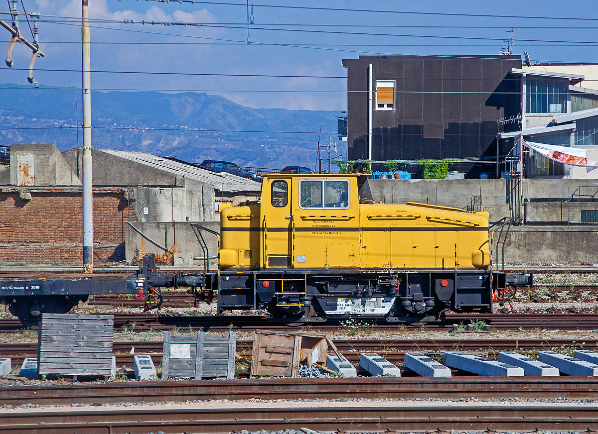 DEUTZ KG 275 B Diesellokomotive, PA 0350 G, der Firma Talio Vincenzo Catenanuova (VI.D.R. S.r.l.) am 20.07.2022 beim Bahnhof Messina Centrale (Sizilien).

Die KHD KG 275 B sind zweiachsige Diesellokomotiven des Herstellers Kl�ckner-Humboldt-Deutz (KHD) aus dem Typenprogramm von 1959 mit Gelenkwellenantrieb, die f�r den leichten Rangier- und Streckendienst konzipiert wurden. Sie wurden ab 1962 in zw�lf Exemplaren gebaut und sind bei verschiedenen Gesellschaften eingesetzt worden Einige kamen nach Italien. 

Die Bezeichnung KG 275 B bedeutet: Kleinlokomotive mit Gelenkwellenantrieb, 275 PS Motorleistung und Achsfolge B. Die Lokomotiven entsprechen von den Abma�en der Baureihe KHD KG 230 B, von der zur gleichen Zeit eine gr��ere St�ckzahl hergestellt wurde. Die Mehrleistung von 20 % gegen�ber diesem Typ wurde bei der KHD KG 275 B durch einen Turbolader erreicht.

Die Lokomotiven besitzen einen mittleren F�hrerstand und zwei Vorbauten, einer f�r die Maschinenanlage und einer f�r die Hilfsbetriebe. Die Vorbauten sind abgeschr�gt und das Fahrwerk mit Gelenkwellenantrieb ausgestattet. Im vorderen Vorbau ist eine Aussparung f�r den K�hlwasserl�fter vorhanden.

Als Antriebsmotor wurde ein Zw�lfzylinder-Zweitakt-Dieselmotor von KHD mit einer Leistung von 275 PS verwendet, dessen Leistung gegen�ber dem der KHD KG 230 B durch Aufladung um 45 PS gesteigert werden konnte. Die Kraft�bertragung geschieht �ber ein Str�mungsgetriebe von Voith.

TECHNISCHE DATEN:
Spurweite: 1.435 mm (Normalspur)
Achsanzahl: 2 (B-dh)
L�nge �ber Puffer:   8.030 mm
Achsabstand: 2.850 mm
Raddurchmesser  900 mm (neu)
Dienstgewicht:  32 t
H�chstgeschwindigkeit: 50 km/h
Installierte Leistung: 202 kW (275 PS)
Motorbauart: 12-Zylinder-Zweitakt-Dieselmotor mit Aufladung
Motorentyp: KHD BA 12L714
Getriebe: Voith L213
Leistungs�bertragung: hydraulisch 
Antrieb�bertragung: Vom Getriebe �ber Gelenkwellen
Bremse: Indirekte Bremse Bauart Knorr

