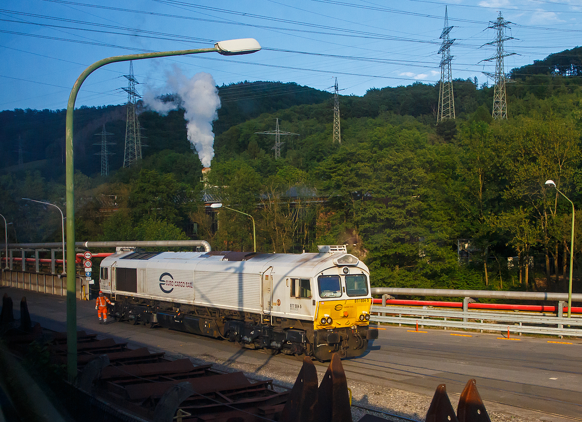 Die 077 004-5 (92 87 0077 004-5 F-DB) der DB Cargo AG, ex ECR 77 004 (Euro Cargo Rail SAS), steht am 31.05.2022 in Hagen-Hohenlimburg auf dem Werksgel�nde der thyssenkrupp Hohenlimburg GmbH, aus einem fahrenden Zug heraus fotografiert.

Die General Motors EMD JT42CWRM wurde 2007 von EMD unter der Fabriknummer 20068864-004 gebaut und an die franz�sische DB Tochter Euro Cargo Rail SAS (Paris) als 77004 (92 87 0077 004-5 F-ECR) geliefert. 
