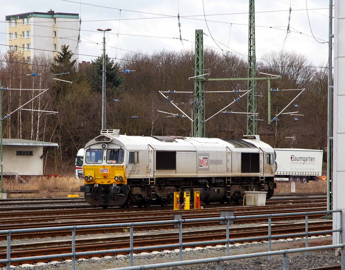 
Die 077 012-9 (92 87 0077 012-8 F-MEG) der MEG - Mitteldeutsche Eisenbahn GmbH, ex ECR 77012 (Euro Cargo Rail SAS), ist am 27.03.2016 beim Hauptbahnhof Hof (Saale) abgestellt. 

Die General Motors EMD JT42CWRM wurde 2008 von EMD unter der Fabriknummer 20068864-012 gebaut und an die franz�sische DB Tochter  Euro Cargo Rail SAS (Paris) als 77012 (92 87 0077 012-8 F-ECR) geliefert. Seit Januar 2015 f�hrt sie nun f�r die MEG. Die MEG ist ein am 01.10.1998 gegr�ndetes Tochterunternehmen der DB Cargo AG, Mainz und der VTG Rail Logistics GmbH, Hamburg.

Die General Motors EMD JT42 CWRM  - Class 77 ist eine diesel-elektrische 6-achsige Schwerlastlokomotive. Sie besitzt einen 2-Takt-Turbodieselmotor, der einen Generator antreibt der wiederum den Strom f�r die 6 Gleichstrommotoren erzeugt die die 6 Achsen angetrieben.

In Deutschland ist sie bekannt als Class 77, und werden oft unter der Betreiberbaureihe  247 bezeichnet, im deutschen Fahrzeugeinstellungsregister ist sie jedoch als Baureihe 1 266.4 gef�hrt.
In Gro�britannien wird diese Variante als Class 66/9 bezeichnet und ist nicht zu verwechseln mit der Baureihe Class 77 von British Rail. In Frankreich erhielten die Fahrzeuge die Typenbezeichnung CC 77 000. Auch in Belgien ist die Typenbezeichnung 77 anders belegt.
