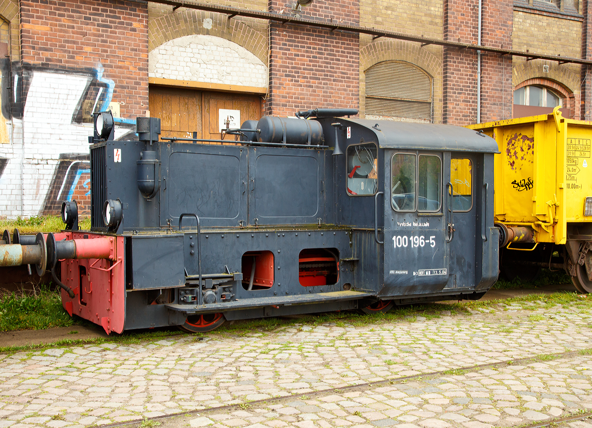 
Die 100 196-5 der Magdeburger Eisenbahnfreunde (als Dauerleihgabe), ex DRB Kbe 4096, ex DR Kö 4096, ex DB 310 196-1, ausgestellt am 06.05.2017 auf dem Familienfest der Magdeburger Eisenbahnfreunde im Wissenschaftshafen Magdeburg.

Nachdem 1930 die Deutsche-Reichsbahn-Gesellschaft an verschiedene Firmen den Auftrag gab Kleinlokomotiven in zwei Leistungsklassen zu bauen, wurden diese in großen Stückzahlen und von den Firmen Schwartzkopff, Deutz, Orenstein & Koppel, Jung und Krauss-Maffei geliefert. Unter Berücksichtigung der Betriebserfahrungen wurden dann die Grundsätze zum Bau einer Einheitslok Klasse 2 aufgestellt.

Bewährt hat sich letztendlich der Betrieb mit Dieselmotoren. Bei der „100 196-5“ handelt es sich um die als „Kbe 4096“ bei der Lokfabrik „Henschel & Sohn“ in Kassel 1934  unter der Fabriknummer 22226 gebaute Kleinlok.

Als BR 100 war sie dann später bei der Deutschen Reichsbahn im Einsatz und erhielt dort noch als eine der wenigen noch im Einsatz stehenden Kö die DB-Nummer 310 196-1. Dort wurde sie am 18.Oktober 1993 ausgemustert und wartete auf ihre übliche Verwertung im Hochofen, bevor sie dann doch noch von einem Eisenbahnfreund aus Magdeburg gekauft werden konnte.

Seit 1999 ist die Kleinlok bei den Magdeburger Eisenbahnfreunden als Dauerleihgabe im Bestand und wird betriebsfähig vorgehalten. Vorgesehen ist der museale Einsatz auf unseren Gleisanlagen im Handelshafen Magdeburg- u.a. auch für Mitfahrten im Führerstand. 

Technische Daten:
Größte zulässige Geschwindigkeit: max. 30 km/h
Gewicht der Lok: 15 t
Länge der Lok: 6.676 mm
Kraftstoffvorrat : 11o Liter
Bremsbauart : Fußbremse
