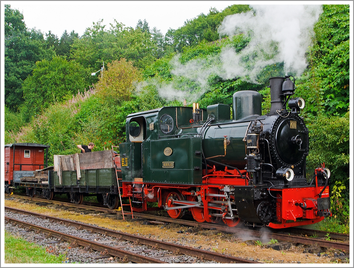 Die 1.000 mm C-Kuppler Dampflokomotive Nr. 60  BIEBERLIES  der Sauerländer Kleinbahn (Märkische Museums-Eisenbahn e.V.), ex Nr. 60 der Kleinbahn Gießen - Bieber, am 18.08.2013 im Bahnhof Hüinghausen beim der Bekohlung.

Die Lok wurde 1923 bei Henschel & Sohn in Kassel unter der Fabriknummer 19979 gebaut.
Die meterspurige Kleinbahn Gießen - Bieber (Biebertalbahn) insgesamt drei baugleiche Lokomotiven von der Firma Henschel & Sohn. Bei der Kleinbahn wurde die Lok zuerst als Nr. 2 und später aus unbekannten Gründen als Nr. 60 bezeichnet.
Nach der Einstellung der Bahn 1964 blieb sie als einzige Maschine erhalten.

Technische Daten:   
Spurweite: 1.000 mm
Bauart:  Cn2t
Gattung:  K 33.10
Leistung: ca. 200 PS
Zugkraft: 5.310kg
Dienstgewicht:  28,2 t
Kohlevorrat:  1,5 t
Wasservorrat:  3,0 cbm
Raddurchmesser:  830 mm
Achsstand: 2.400 mm
Länge über Puffer: 7.400 mm
Höchstgeschwindigkeit:  30 km/h
Kesseldruck:  12 bar
Rostfläche:  1,1 qm
Heizfläche:  53,6 qm
Zylinderdurchmesser:  350 mm
Kolbenhub:  400 mm
Steuerung : Heusinger, außen
Bremsen: K-Br/Hbr 
Bremsgewicht:  16,2 t