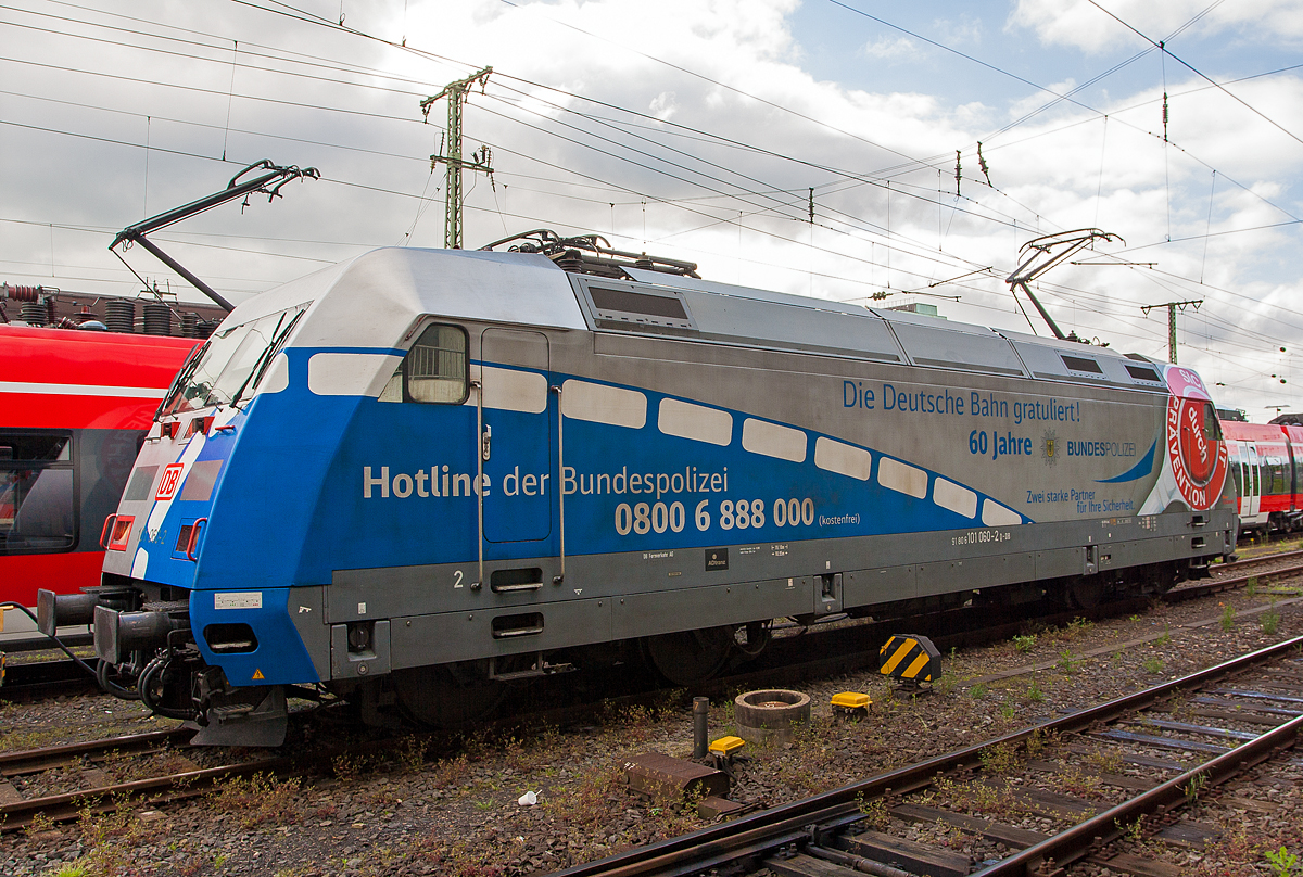 Die 101 060-2 (91 80 6101 060-2 D-DB) der DB Fernverkehr AG am 14.06.2013 im Hbf Koblenz. Damals noch mit Werbung „60 Jahre Bundespolizei“ . Wobei die Bundespolizei bis 2005 noch Bundesgrenzschutz (BGS) hieß.

Die Lok wurde 1996 bei ABB Daimler-Benz Transportation GmbH (ADTRanz) in Kassel unter der Fabriknummer 33170 gebaut.