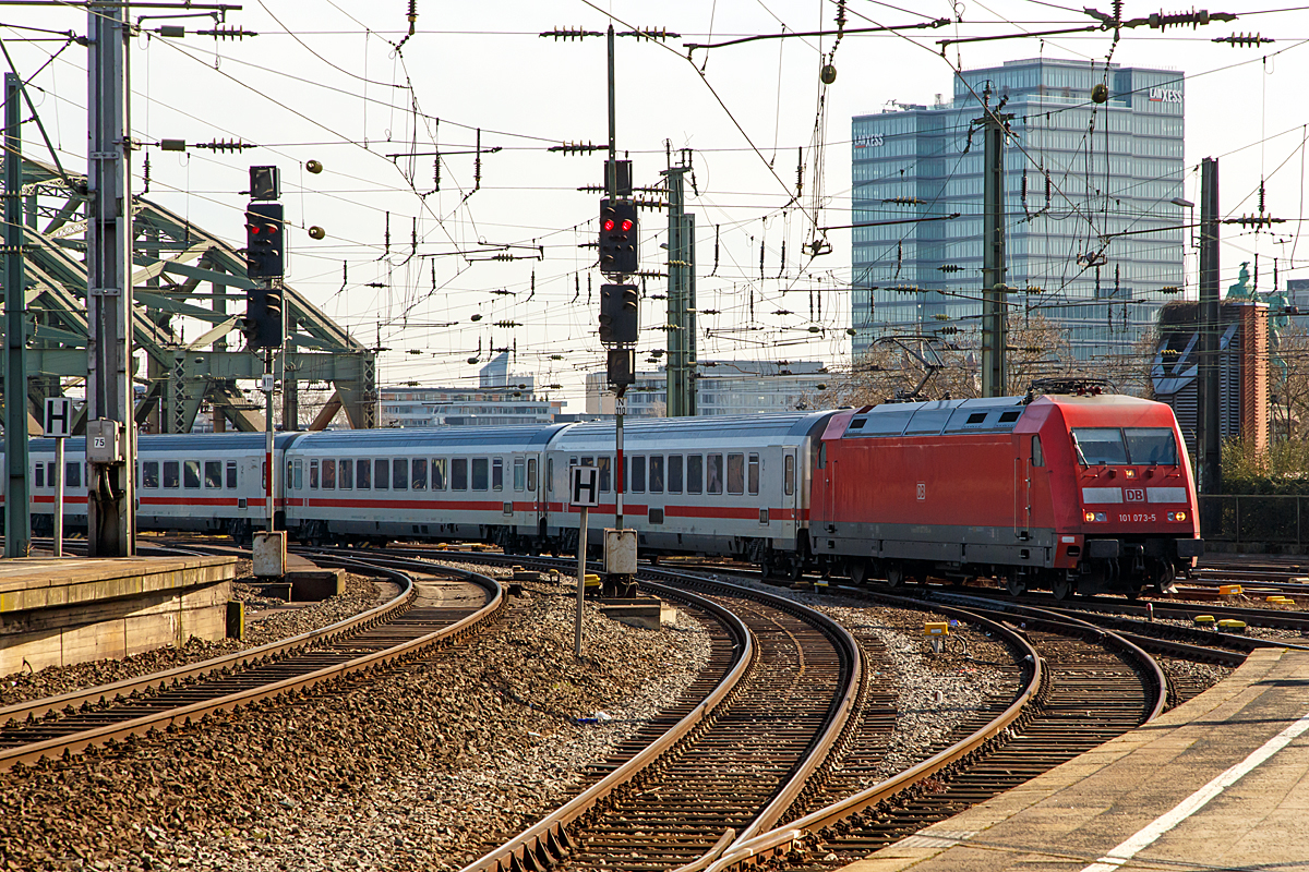 
Die 101 073-5 (91 80 6101 073-5 D-DB) kommt am 08.03.2015 über die Hohenzollernbrück und fährt gleich in den Hauptbahnhof Köln ein. 

Die Lok wurde 1996 von ABB Daimler-Benz Transportation GmbH (ADtranz) in Kassel unter der Fabriknummer 33183 gebaut und an die DB Fernverkehr AG geliefert.