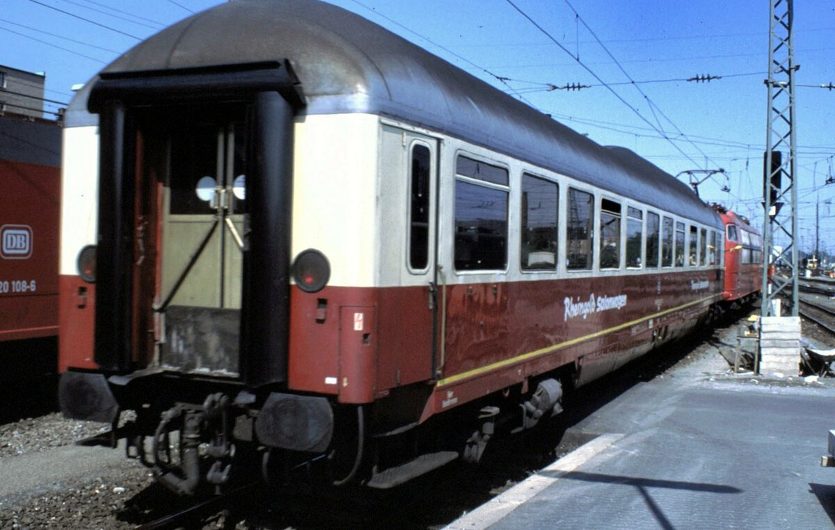 Die 103 102-0 rangiert den Rheingld (Buckel) Salonwagen des Eisenbahnkuriers an den Sonderzug in Nürnberg im Mai 1990. Es sollte der 613 Eierkopf aus Braunschweig kommen.Stattdessen sind Teilnehmer der Fahrt mit enttäuschten Gesichtern inn einem Planzug bis Nürnberg gereist und durften immerhin im EK Rheingold Salonwagen weiterfahren, was die Stimmung nur gering besänftigte.