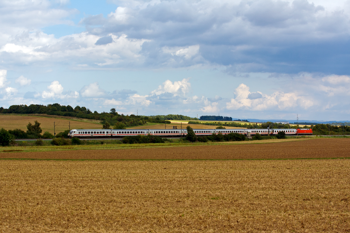 
Die 110 049-5 schiebt am 24.08.2014 den IC 2270   Schwarzwald  (Konstanz - Frankfurt(Main) Hbf -  Kassel-Wilhelmshöhe - Stralsund Hbf),auf der Main-Weser-Bahn (KBS 630) zwischen Ober- und Nieder-Mörlen, in Richtung Gießen.