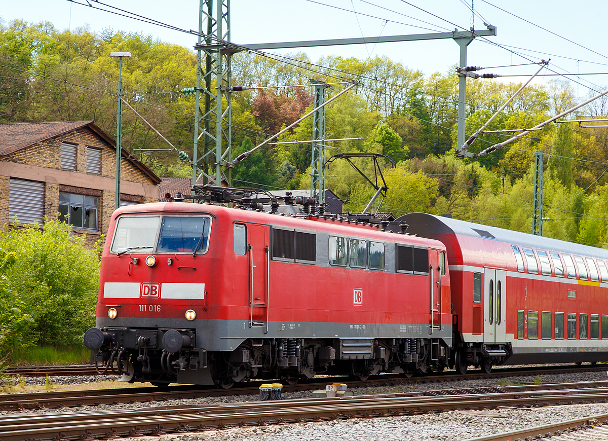 
Die 111 016-2 (91 80 6111 016-2 D-DB) der DB Regio NRW mit dem RE 9 - Rhein Sieg Express (RSX) Aachen - Köln - Siegen erreicht am 14.05.2017 den Bahnhofes Betzdorf/Sieg.

Die Lok wurde 1975 bei Krauss-Maffei AG in München unter der Fabriknummer 19753 gebaut.