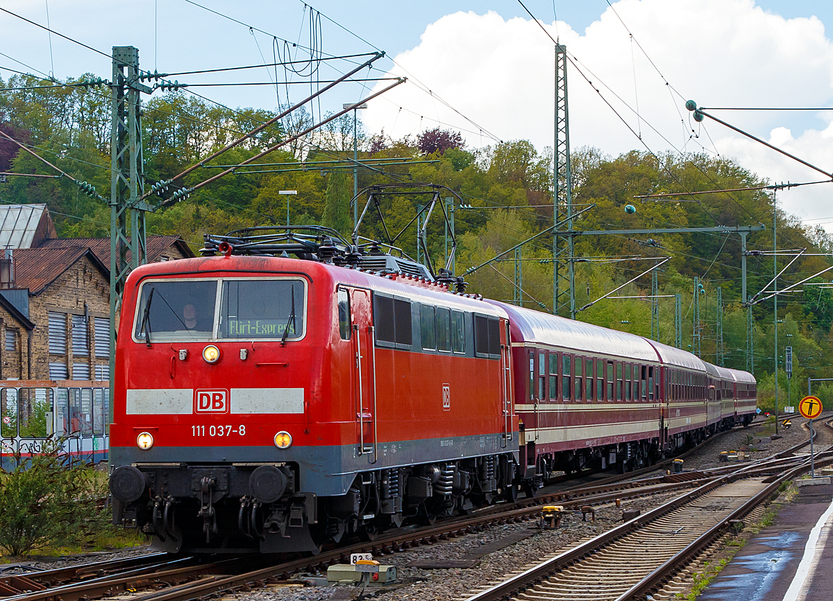 
Die 111 037-8 (91 80 6111 037-8 D-DB) der DB Regio NRW fährt am 04.05.2019 mit dem  Flirt-Express  (UIC-X-Wagen bzw. Schnellzugwagen der Euro-Express Sonderzüge GmbH & Co. KG) durch Betzdorf/Sieg in Richtung Siegen.