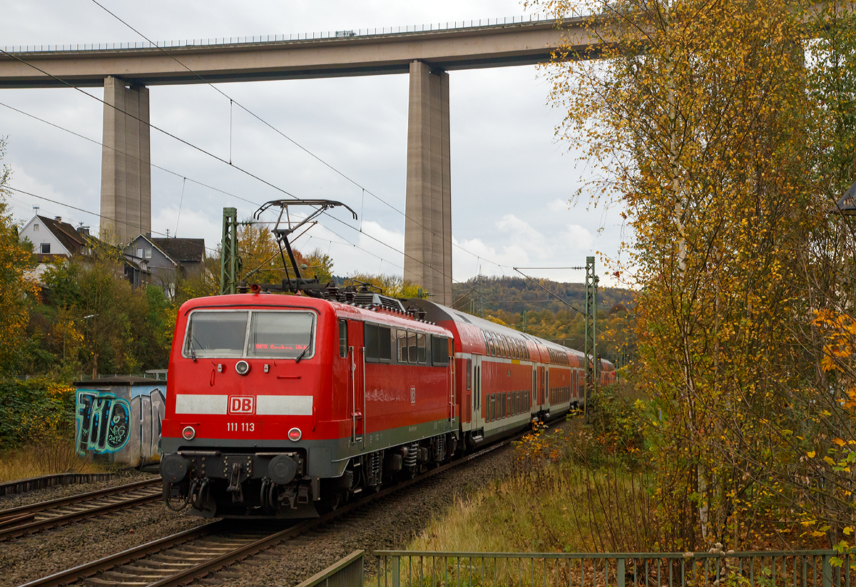 
Die 111 113-7 (91 80 6111 113-7 D-DB) der DB Regio NRW schiebt am 21.10.2017 den RE 9 (rsx - Rhein-Sieg-Express) Siegen - Köln - Aachen durch Siegen-Eiserfeld in Richtung Köln. 

Im Hintergrund die 105 m hohe Siegtalbrücke der A 45 (Sauerlandlinie).

Die Lok wurde 1978 bei Krauss-Maffei in München unter der Fabriknummer 19845 gebaut, der elektrische Teil ist von Siemens. 