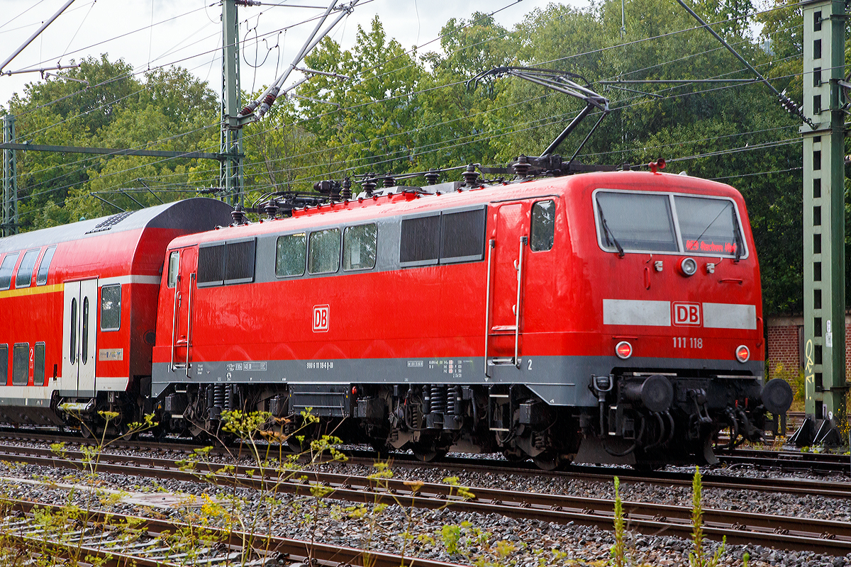 
Die 111 118 (91 80 6111 118-6 D-DB) schiebt den RE 9 am 17.08.2020 von Au (Sieg) weiter in Richtung Köln. 

Die Lok wurde 1979 von Krauss-Maffei in München unter der Fabriknummer 19850 gebaut, der elektrische Teil ist von Siemens. 