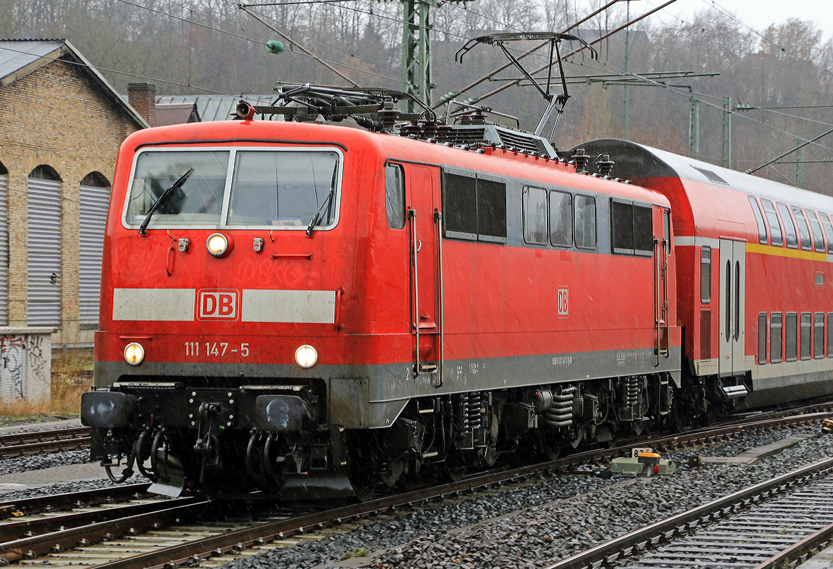 
Die 111 147-5  (91 80 6111 147-5 D-DB) der DB Regio NRW fährt am 03.01.2015 mit dem RE 9 - Rhein Sieg Express (RSX) Aachen - Köln - Siegen in den Bahnhof Betzdorf/Sieg ein.  

Die Lok wurde 1980 bei Krauss-Maffei in München unter der Fabriknummer 19859 gebaut, der elektrische Teil ist von Siemens.
