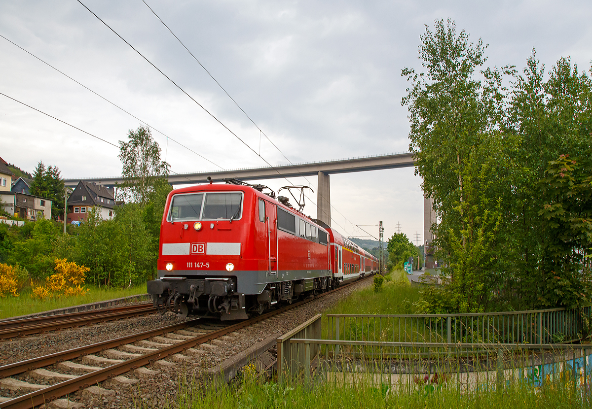 
Die 111 147-5 (91 80 6111 147-5 D-DB) der DB Regio NRW am 23.05.2015 mit dem RE 9 (rsx - Rhein-Sieg-Express) Aachen - K�ln - Siegen, durch Siegen-Eiserfeld in Richtung Siegen und erreichen bald die Endstation Siegen Hauptbahnhof. Eigentlich ja auf dem falschen Gleis, den in Deutschland ist auch bei der Bahn Rechtsverkehr.

 Im Hintergrund die 105 m hohe Siegtalbr�cke der A 45 (Sauerlandlinie). 

Die Lok wurde 1980 bei Krauss-Maffei in M�nchen unter der Fabriknummer 19859 gebaut, der elektrische Teil ist von Siemens.