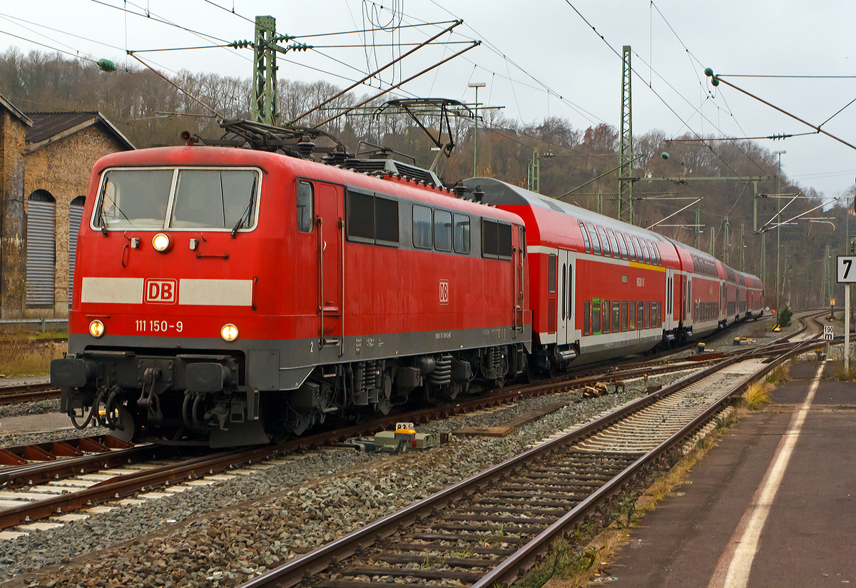 
Die 111 150-9 (91 80 6111 150-9 D-DB) der DB Regio NRW f�hrt am 05.12.2014 mit dem RE 9 - Rhein Sieg Express (RSX) Aachen - K�ln - Siegen in den Bahnhof Betzdorf/Sieg ein.  

Die Lok wurde 1980 bei Krauss-Maffei in M�nchen unter der Fabriknummer 19862 gebaut, der elektrische Teil ist von Siemens.