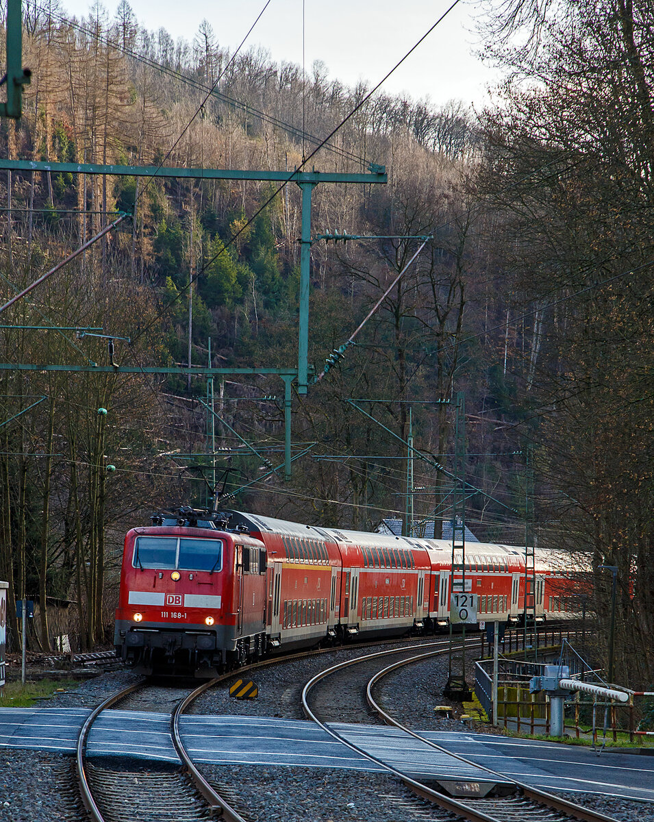 Die 111 168-1 (91 80 6111 168-1 D-DB) der DB Regio NRW erreicht mit dem RE 9 rsx - Rhein-Sieg-Express (Aachen – Köln – Siegen) am 17.01.2023 den Bahnhof Kirchen (Sieg).

Die Lok wurde 1980 von Henschel & Sohn in Kassel unter der Fabriknummer 32441 gebaut. Aktuell wird sie DB Gebrauchtzug am Markt zum Kauf angeboten.
