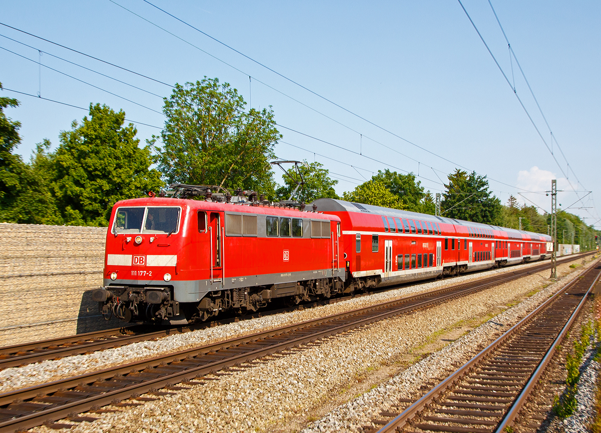 
Die 111 177-2 (91 80 6111 177-2 D-DB) der DB Regio Bayern fährt am 05.06.2019 mit einem RE durch Gröbenzell in Richtung Augsburg. 

Einen lieben Gruß an den netten Lokführer zurück.

Die Lok wurde 1981 von Henschel & Sohn in Kassel unter der Fabriknummer 32450 gebaut.