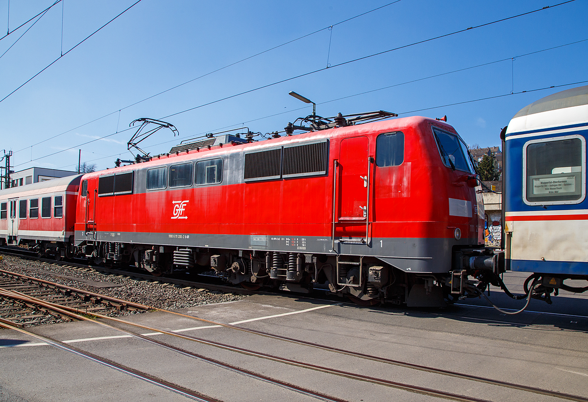 Die 111 200-2 (91 80 6111 200-2 D-GfF) der Gesellschaft für Fahrzeugtechnik mbH, eingereiht in einen National Express Personenzug am 24.03.2021 bei einer Zugdurchfahrt durch Niederschelden, hier passiert er gerade den Bü 343 (Km 112,183 der Siegstrecke KBS 460).

Die Lok wurde1982 von Krupp unter der Fabriknummer 5511gebaut, der elektrische Teil wurde von AEG unter der Fabriknummer 9026 geliefert. Bis 2019 war die Lok bei der DB Regio.