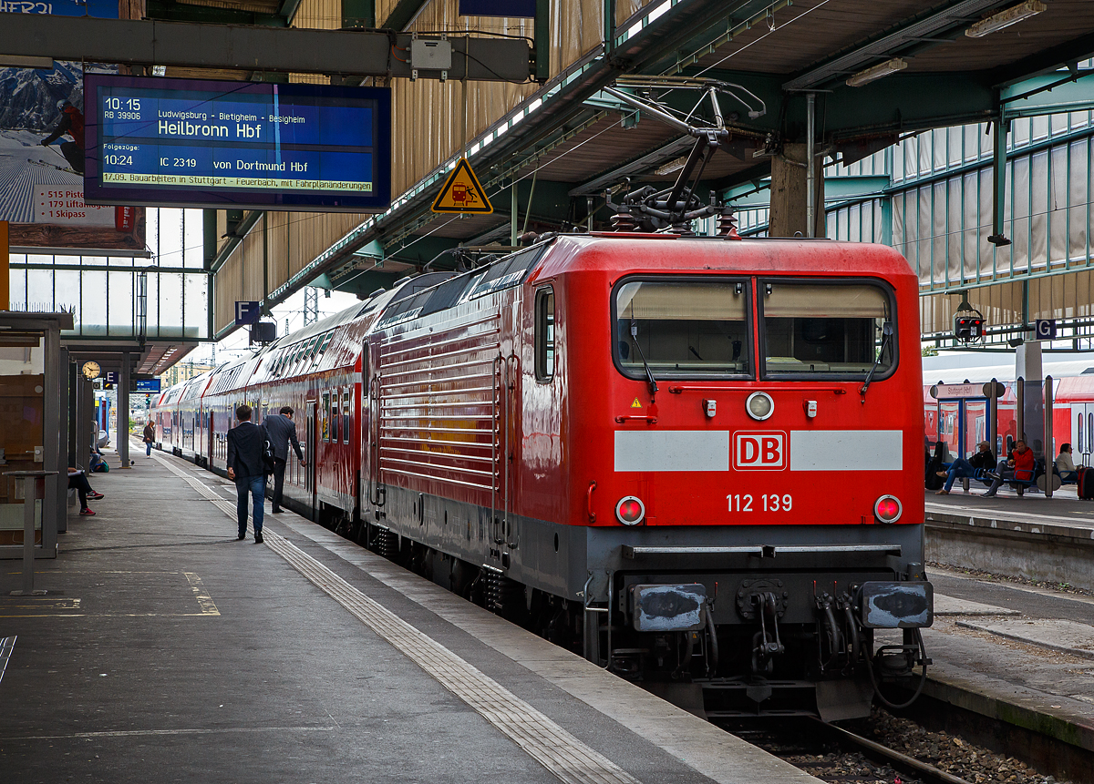 Die 112 139-1 (91 80 6112 139-1 D-DB) der DB Regio steht am 12.09.2017, mit einem RB nach Heilbronn, im Hbf Stuttgart zur Abfahrt bereit.

Die Lok wurde 1994 von AEG in Hennigsdorf (zu DDR Zeiten noch LEW - VEB Lokomotivbau Elektrotechnische Werke „Hans Beimler“ Hennigsdorf) unter der Fabriknummer 21554 gebaut.