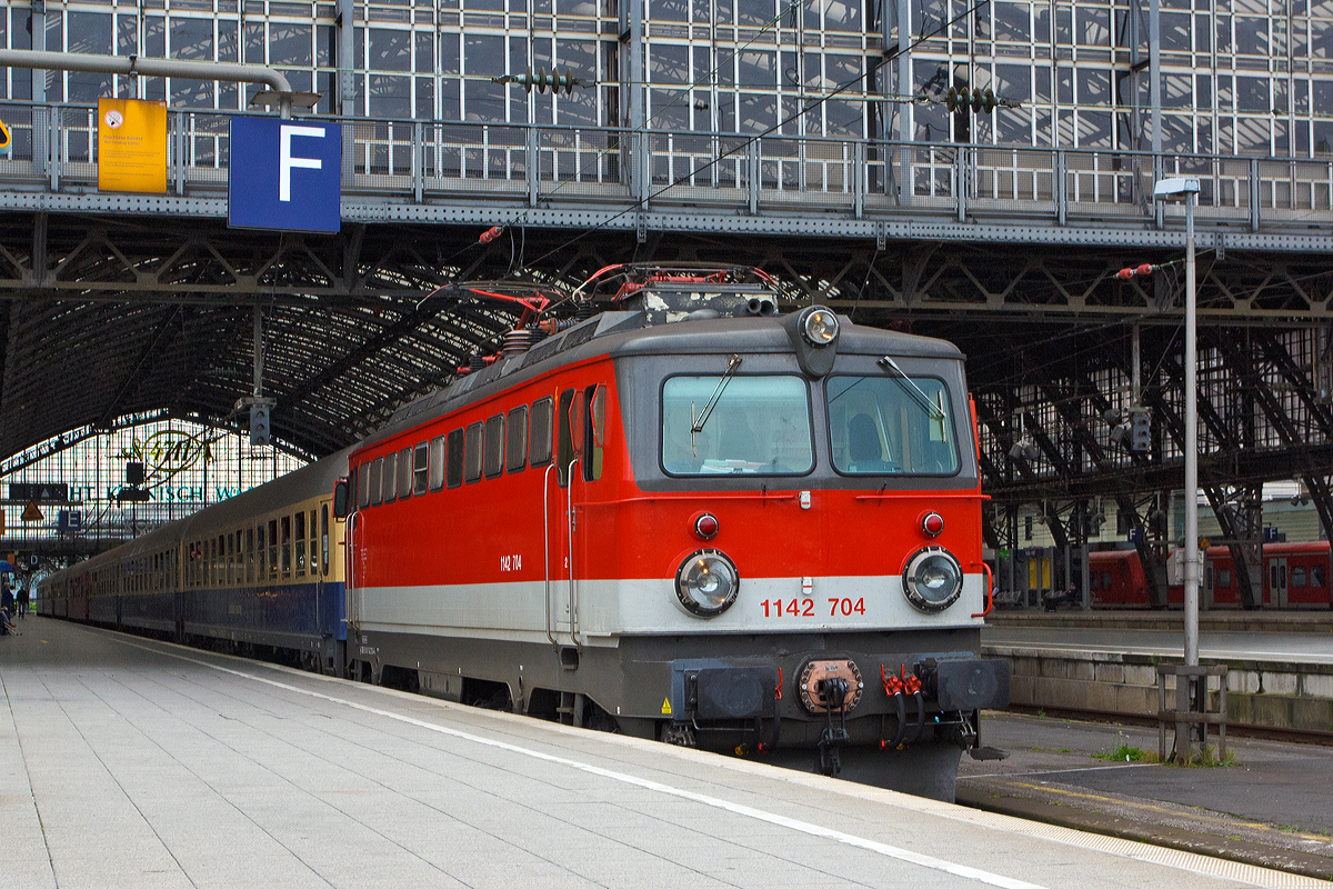 Die 1142 704-6 (A-CBB 91 81 1142 704-6) der Centralbahn AG mit dem Partyzug Eurostrand Fun Express (DPF 2769 - Rheine nach Wittlich) f�hrt am 29.08.2014 vom Hbf K�ln weiter in Richtung Wittlich. 

Die ehemalige �BB 1142 704-4 wurde 1977 von SGP in Graz (Simmering-Graz-Pauker AG) gebaut, 2014 wurde sie von der �BB an die Centralbahn verkauft. 