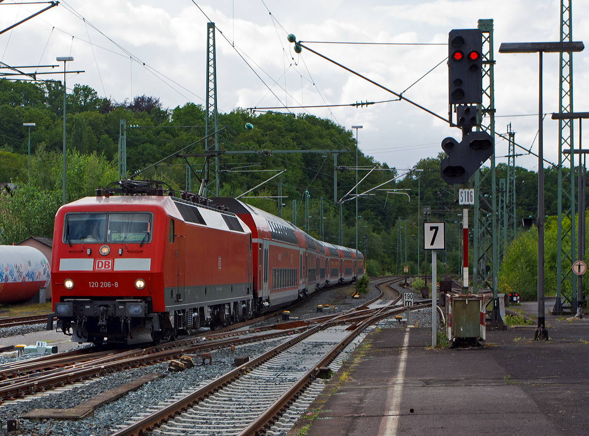 
Die 120 206-8 (ex 120 117-7) der DB Regio NRW mit 6 DoSto´s als RE 9 - Rhein Sieg Express (RSX) Aachen - Köln - Siegen am 11.05.2014 kurz vor der Einfahrt in den Bahnhofes Betzdorf/Sieg.
  
Die Lok wurde 1987 bei Krupp unter der Fabriknummer 5572 gebaut, die elektrische Ausrüstung ist von AEG, und als 120 117-7 an die DB geliefert. 2010 erfolgte der Umbau mit einem Nahverkehrspaket (Zugzielanzeiger, Zugabfertigungssystem, Server u. a.) in die heutige 91 80 6120 206-8 D-DB. 

Der große Vorteil der BR 120.2 liegt in den erhöhten fahrdynamischen Werten, dadurch kann ein Zug hier auf der Siegstrecke mit sechs Doppelstockwagen gebildet werden, statt wie mit einer 111er mit fünf Doppelstockwagen.
