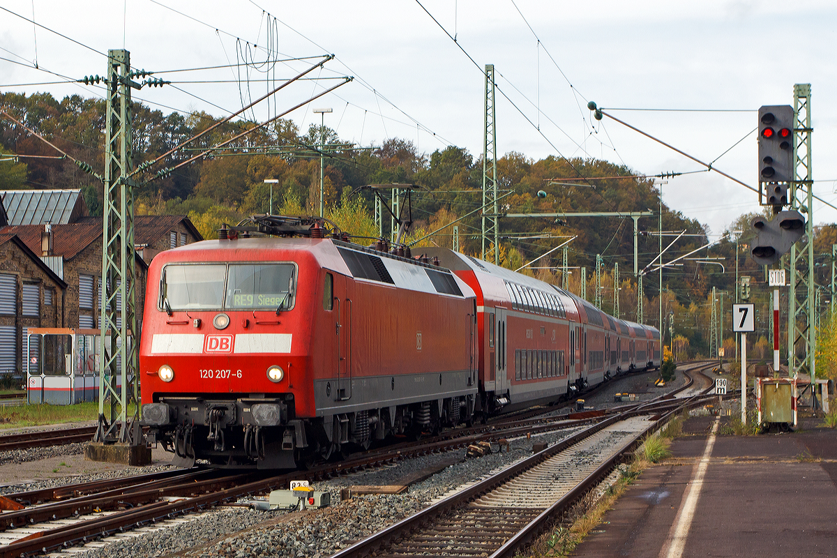 
Die 120 207-6 (ex 120 136-7) der DB Regio NRW fährt am 26.10.2014 mit 6 DoSto´s als RE 9 - Rhein Sieg Express (RSX) Aachen - Köln - Siegen in den Bahnhofes Betzdorf/Sieg ein.