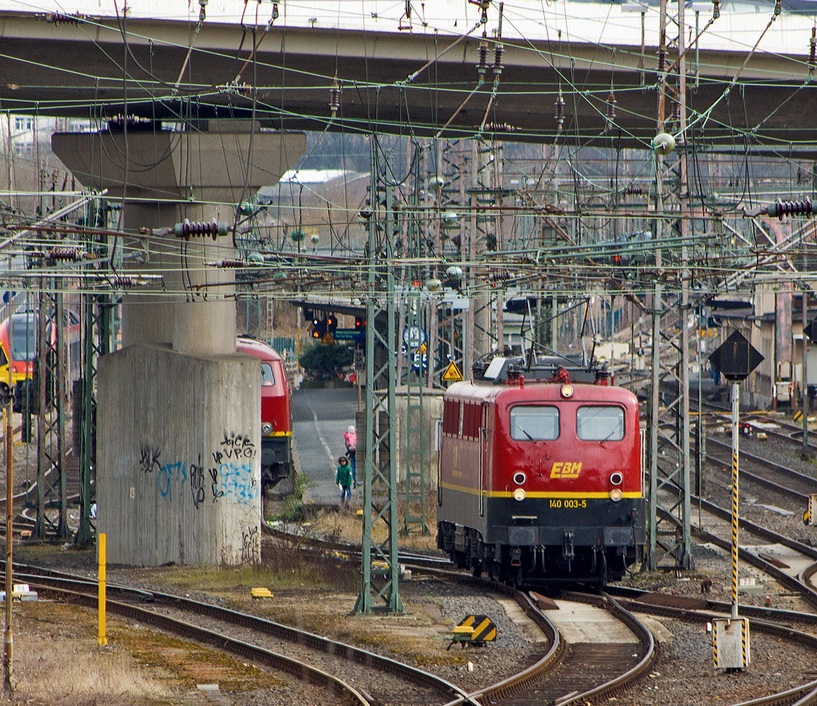 
Die 140 003-5 der EBM Cargo (ex DB E 40 003) rangiert am 04.04.2015 im Hbf Siegen um die 225 094-2 der EBM Cargo an den Haken zu nehmen. 

Die E 40 wurde1957 von Krauss-Maffei in München unter der Fabriknummer 18255 gebaut, wobei der elektrische Teil von den Siemens-Schuckert-Werke (SSW) ist, und als E 40 003 an die Deutsche Bundesbahn geliefert. Zum 01.01.1968 erfolgte die Umzeichnung in DB 140 003-5. 

Bis August 2012 gehörte sie der DB Schenker Rail Deutschland AG  (als 91 80 6140 003-5 D-DB) und wurde dann an die Eisenbahnbetriebsgesellschaft Mittelrhein GmbH in Gummersbach (EBM-Cargo) verkauft, hier hat sie nun die NVR-Nr. 91 80 6140 003-5 D-EBM. Einige Quellen sagen sie sei bereits zum 16.12.2011 z-gestellt gewessen, ich konnte sie jedoch am 25.8. und 01.09.2012 noch als DB Lok ablichten, siehe 
http://hellertal.startbilder.de/bild/deutschland~e-loks~br-140-e-40/217008/140-003-5-ex-e40-003-der.html und http://hellertal.startbilder.de/bild/deutschland~e-loks~br-140-e-40/218570/nachschuss---die-140-003-5-ex.html