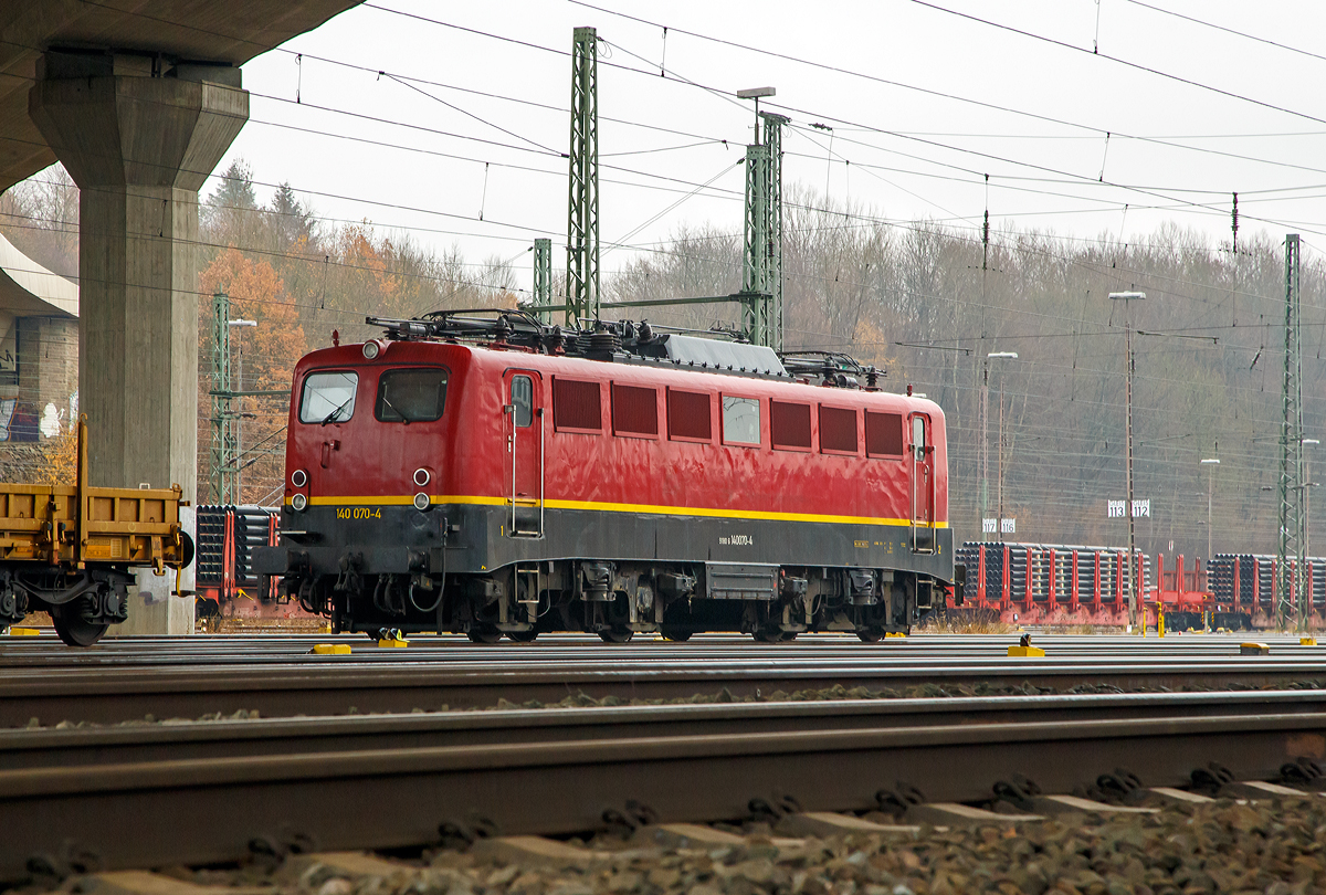 
Die 140 070-4 (91 80 6140 070-4 D-EBM) der Rail Cargo Carrier - Germany GmbH (ex EBM) ist am 24.11.2018 in Kreuztal abgestellt. 

Die E 40 wurde 1957 von Krauss-Maffei in München unter der Fabriknummer 18244 gebaut, der elektrische Teil ist von den Siemens-Schuckert-Werke (SSW). 

Lebenslauf: 
1957 bis 1967 als DB E 40 070 
1968 bis Jan. 2013 als DB 140 0070-4 
ab 21.01.2013 EBM Cargo, Gummersbach (seit 2015 Rail Cargo Carrier - Germany GmbH, eine Tochter der ÖBB).

Die ab dem Jahr 1968 als Baureihe 140 geführten Loks sind technisch gesehen eine E 10.1 ohne elektrische Bremse, jedoch mit geänderter Übersetzung des Getriebes. Mit 879 Exemplaren ist die E 40 die meistgebaute Type des Einheitselektrolokprogramms der Deutschen Bundesbahn. Ihre zulässige Höchstgeschwindigkeit betrug am Anfang entsprechend ihrem vorgesehenen Einsatzgebiet im mittelschweren Güterzugdienst 100 km/h, diese wurde im Juni 1969 jedoch auf 110 km/h erhöht. Die Loks haben eine Dauerleistung von 3.700 kW (5.032 PS).