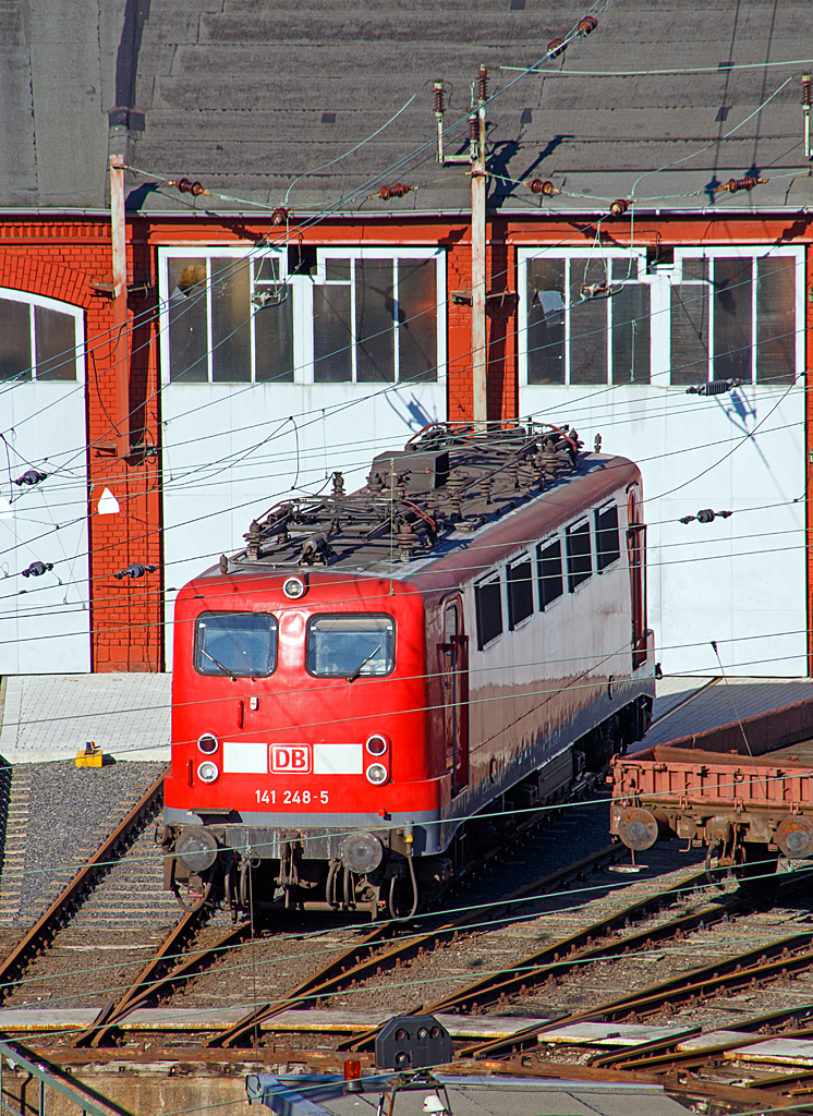 
Die 141 248-5, ex DB E 41 248,  ist am 15.02.2015 vor dem Lokschuppen in Siegen (hier ist das S�dwestf�lische Eisenbahnmuseum) abgestellt. So konnte ich die Aufnahme vom Parkdeck der City-Galerie machen.

Die Lok wurde 1963 von Henschel unter der Fabriknummer 30451 gebaut, der elektr. Teil von Brown, Boveri & Cie AG (BBC). Im Jahr 2003 wurde sie z-gestellt, heute ist sie Eigentum vom DB-Museum N�rnberg und eine Leihgabe an das S�dwestf�lisches Eisembahnmuseum (Bw Siegen).

Sie war einzige in der Versuchslackierung zum Karlsruher Wendezug (gr�n-beige), diesen trug sie 1977 bis 2000.
