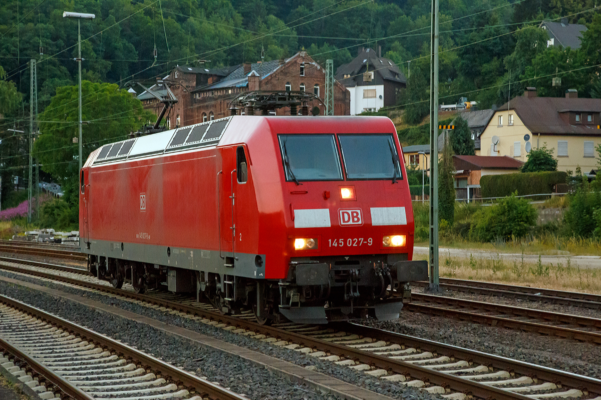 
Die 145 027-9 (91 80 6145 027-9 D-DB) der DB Schenker Rail Deutschland AG, fährt am frühen Morgen (5:18 Uhr) des 01.07.2015 als Lz solo durch den Bahnhof Dillenburg in Richtung Gießen.

Die TRAXX F140 AC wurde 1999 von ABB Daimler-Benz Transportation GmbH (Adtranz) in Kassel unter der Fabriknummer 33344 gebaut. 
