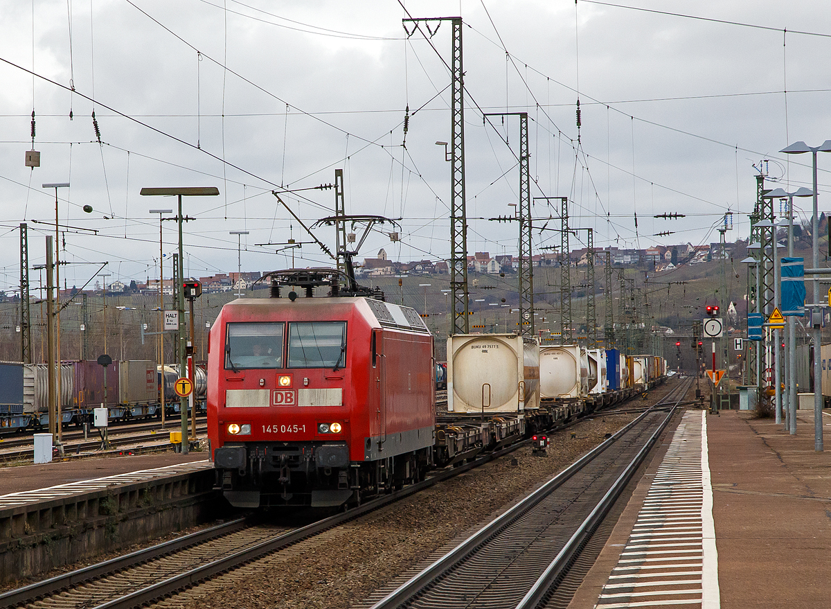 Die 145 045-1 (91 80 6145 045-1 D-DB) der DB Cargo Deutschland AG fährt am 28.12.2017 mit einem KLV-Zug durch Weil am Rhein in Richtung DB Umschlagbahnhof Basel - Weil am Rhein.

Die TRAXX F140 AC besitzt ein Regio-Paket, und war auch ab 2011 eine Zeitlang an die DB Regio AG vermietet. Sie wurden 1999 von ADtranz (ABB Daimler-Benz Transportation GmbH) in Kassel unter der Fabriknummer 33363 gebaut.