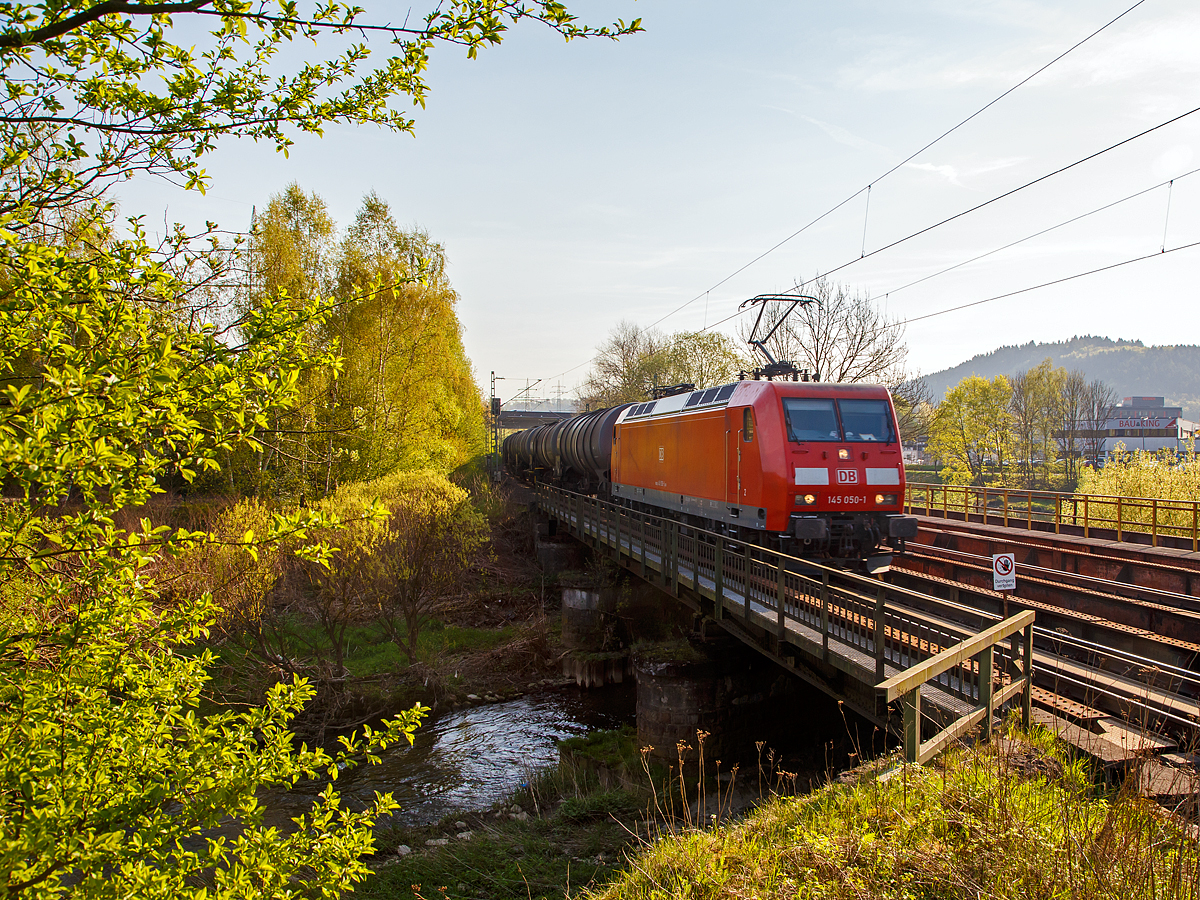 
Die 145 050-1 (91 80 6145 050-1 D-DB) der DB Cargo Deutschland AG fährt am 20.04.2018 mit einem Kesselwagenzug durch Eiserfeld in Richtung Köln. Hier überquert der Zug gerade die Sieg, wie so oft auf der Siegstrecke.