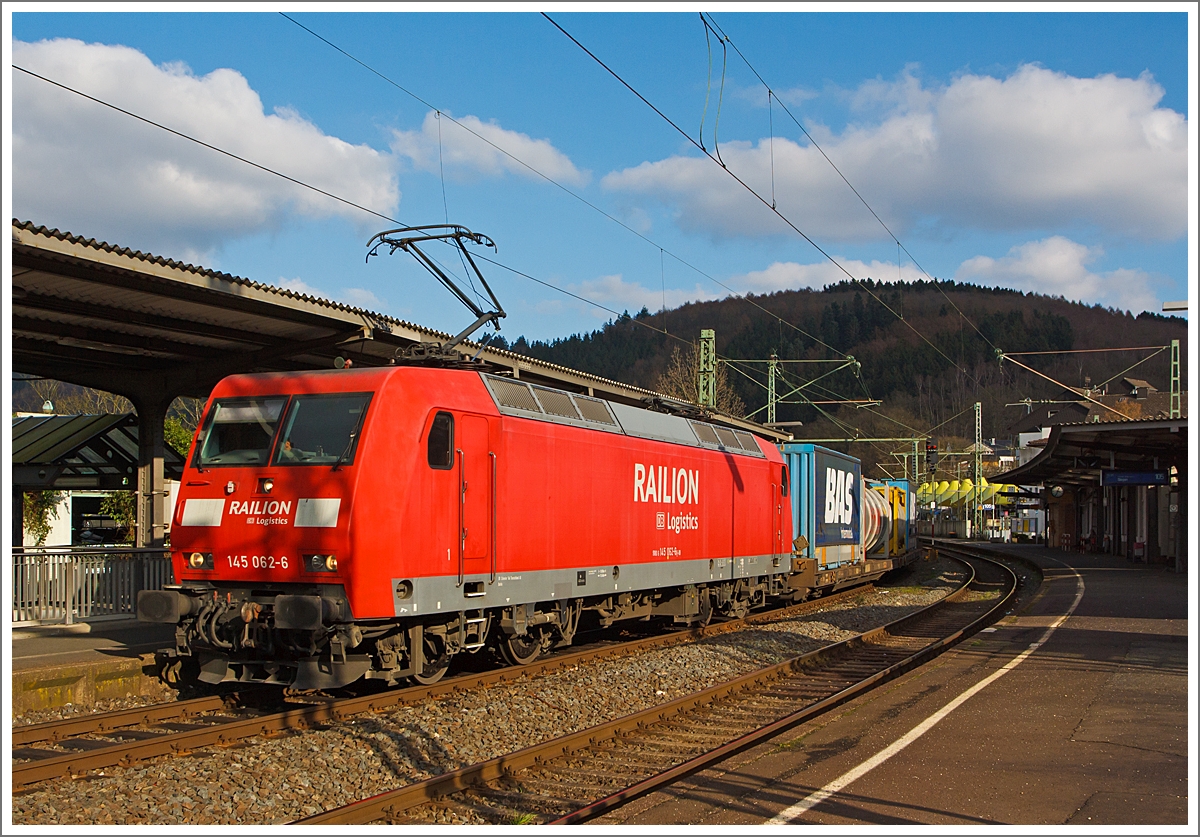 Die 145 062-6 der  DB Schenker Rail Deutschland AG mit einem Container- und Wechselbrückenzug am 02.03.2014 bei der Durchfahrt durch den Bahnhof Betzdorf/Sieg, in Richtung Köln. 

Die TRAXX F140 AC wurde 2000 bei Adtranz in Kassel unter der Fabriknummer 33387  gebaut. 
Sie trägt die NVR-Nummer  91 80 6145 062-6 D-DB und die EBA-Nummer  EBA 95T14A 062. 
Kurzzeitig war sie vom 03.08. bis 11.09.2012 z-gestellt.