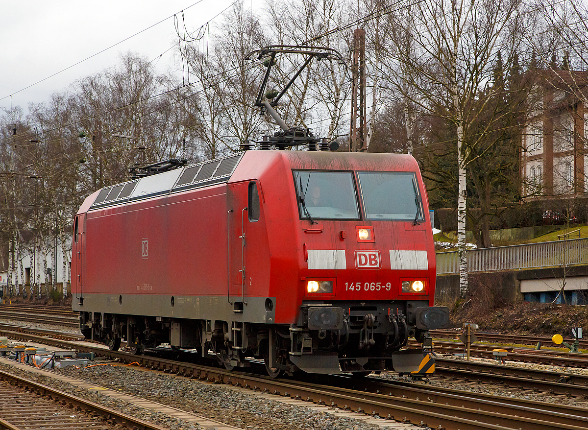 Die 145 065-9 (91 80 6145 065-9 D-DB) der DB Cargo Deutschland AG fährt am 04.02.2016 in Kreuztal vom Abstellbereich nun zum Güterbahnhof, um dort einen Coil-Güterzug zu übernehmen. 

Die TRAXX F140 AC wurde 2000 von Adtranz in Kassel unter der Fabriknummer 33390 gebaut und an die DB Cargo AG geliefert.

Die Baureihe 145 geht auf den Prototyp 12X zurück, den AEG Hennigsdorf 1994 der Öffentlichkeit vorstellte und als 128 001 bei der DB erproben ließ. Die dabei gemachten Erfahrungen flossen in die Baureihe 145 ein. Kurz nach der Bestellung der Baureihe 145 wurde die AEG Schienenfahrzeugtechnik GmbH mit ABB-Henschel zur Adtranz fusioniert. Zur Rationalisierung der Fertigung und späteren Instandhaltung wurde die Baureihe 145 kurz vor dem vorgesehenen Baubeginn der Prototypen stärker der gleichzeitig entstehenden Baureihe 101 angeglichen. Dies betraf unter anderem die Umrichter, Leittechnik und Drehgestelle, aber auch die äußere Form.[5] 145 001 wurde am 10. Juli 1997 der Öffentlichkeit präsentiert. Ab dem 15. Januar 1998 lag die Bauartzulassung des Eisenbahn-Bundesamtes vor, so dass die Serienlieferung von zunächst 80 Lokomotiven beginnen konnte. Die ersten zehn Lokomotiven entstanden noch im Adtranz-Werk Hennigsdorf, die weiteren 70 Einheiten im Werk Kassel. Buchmäßig sind sie alle im Betriebshof Seddin beheimatet (dort finden die mittelgroßen Wartungen und Reparaturarbeiten statt) und werden von dort aus deutschlandweit für DB Cargo Deutschland eingesetzt. Im Jahr 2001 wurde Adtranz an Bombardier verkauft, nun entstand auch der Markenname TRAXX. Ein geplanter Folgeauftrag unterblieb zu Gunsten der Zweisystemvariante Baureihe 185 Traxx F140 AC1.

Die ursprüngliche Entwicklung der Lokomotivbaureihe 185 geht auf die von AEG in Hennigsdorf (ehemalige LEW-Werk Hennigsdorf und vor dem 2. Weltkrieg AEG) entwickelte 12X, später DB Baureihe 128, zurück. Die dabei gemachten Erfahrungen flossen in die Baureihe 145 ein. Kurz nach der Bestellung der Baureihe 145 wurde die AEG Schienenfahrzeugtechnik GmbH mit ABB-Henschel zur Adtranz fusioniert. Von der BR 145 entstanden die ersten zehn Lokomotiven noch im Adtranz-Werk Hennigsdorf, bei den weiteren Einheiten erfolgte die Endmontage der Lokomotiven  im Werk Kassel, einem Teil des ehemaligen Henschel-Werkes. Im Jahr 2001 wurde Adtranz an Bombardier verkauft, nun entstand auch der Markenname TRAXX. 

Aus der BR 145 erfolgte dann die Zweisystemvariante Baureihe 185.1 (TRAXX F140 AC1), welche ab 1999 (noch unter Adtranz) gebaut wurden.

Technische Daten der BR 145 (TRAXX F140 AC):
Hersteller: 	ADtranz, ab 2001 Bombardier Transportation
Baujahre: 	1997–2002
Spurweite: 1.435 mm
Achsformel:  Bo’Bo’
Länge über Puffer:  18.900 mm
Höhe:  4.385 mm
Breite:  2.978 mm
Drehzapfenabstand:  10.400 mm
Dienstgewicht: 80 t
Radsatzfahrmasse:  20 t
Höchstgeschwindigkeit:  140 km/h
Anzahl der Fahrmotoren:  4 vom Typ BAZu 8871/4i
Stundenleistung:  4.200 kW (5700 PS)
Dauerleistung:  4.200 kW (5700 PS)
Anfahrzugkraft:  300 kN
Stromsystem:  15 kV 16,7 Hz~ 
Antrieb:  Tatzlager
