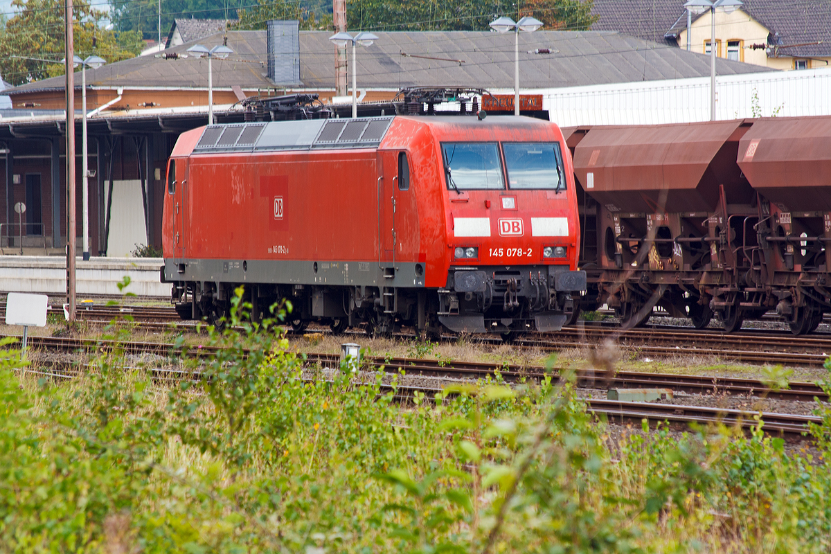 
Die 145 078-2 (91 80 6145 078-2 D-DB) der DB Schenker Rail Deutschland AG ist am 28.08.2014 in Kreuztal abgestellt.

Die TRAXX F140 AC wurde 2000 von ABB Daimler-Benz Transportation GmbH (Adtranz) in Kassel unter der Fabriknummer 33824 gebaut. 