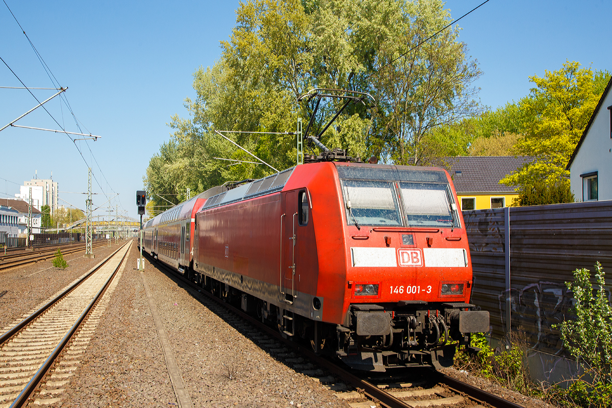 Die 146 001-3 (91 80 6146 001-3 D-DB) der DB Regio NRW schiebt den RE 9 (rsx - Rhein-Sieg-Express) Siegen - K�ln – Aachen am 21.04.2019 von K�ln-Porz nun weiter in Richtung K�ln S�d. Bedingt durch die Bauarbeiten auf der Hohenzollernbr�cke ist der n�chste Halt nun K�ln S�d, die Halte K�ln Messe/Deutz und K�ln Hbf entfallen.

Die TRAXX P160 AC1 (Br 146.0) wurde 2000 von ABB Daimler-Benz Transportation GmbH (Adtranz) in Kassel unter der Fabriknummer 33808 gebaut.  