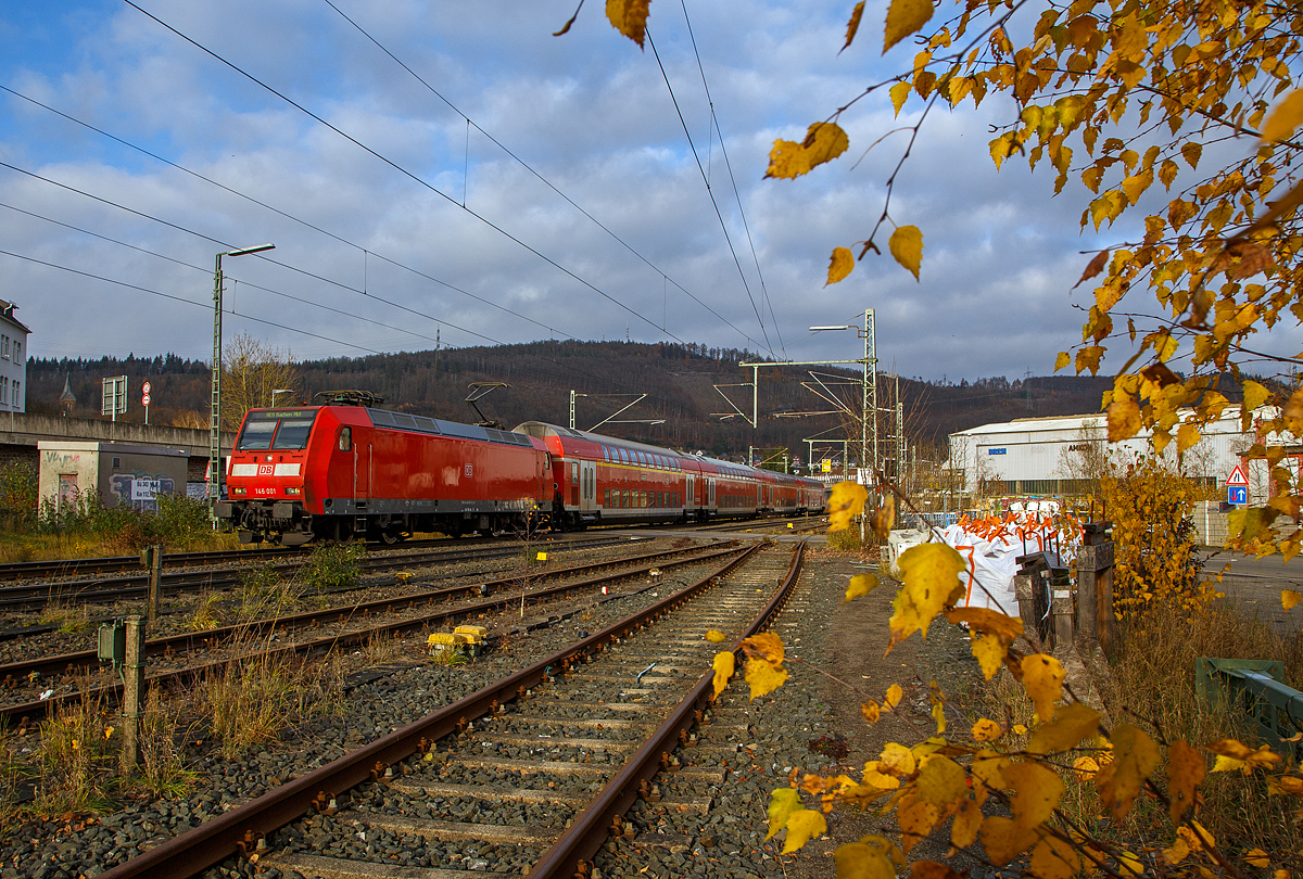 Die 146 001-3 (91 80 6146 001-3 D-DB) der DB Regio NRW erreicht am 09.07.2021, mit dem RE 9 (rsx - Rhein-Sieg-Express) Siegen – K�ln – Aachen, bald den Bf Niederschelden.

Die TRAXX P160 AC1 (Br 146.0) wurde 2000 von ABB Daimler-Benz Transportation GmbH (Adtranz) in Kassel unter der Fabriknummer 33808 gebaut.  