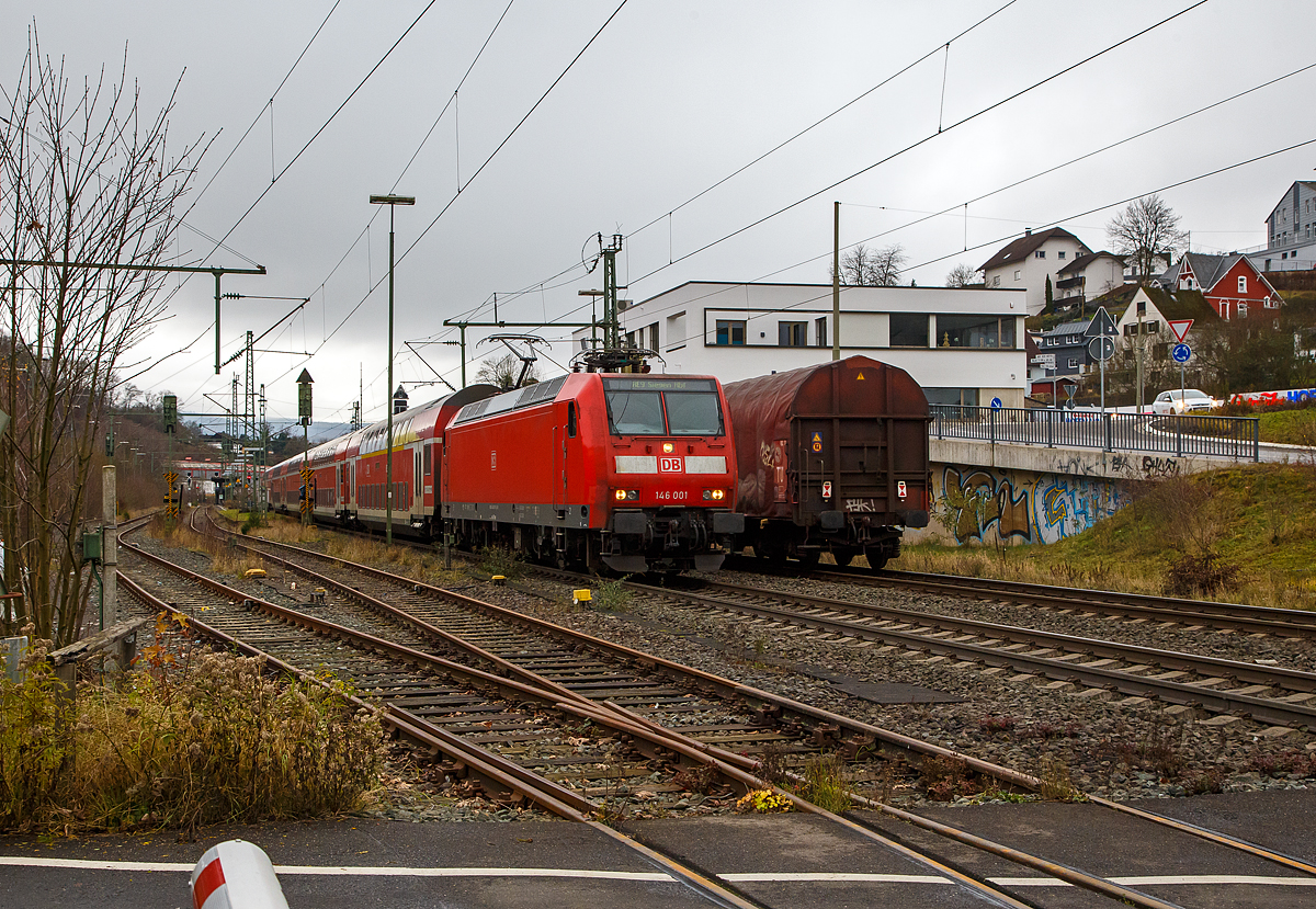 Die 146 001-3 (91 80 6146 001-3 D-DB) der DB Regio NRW f�hrt am 04.12.2021, mit dem RE 9 (rsx - Rhein-Sieg-Express) Aachen - K�ln – Siegen, durch Niderschelden in Richtung Siegen. W�hrend in Gegenrichtung gerade die 151 045-2 mit einem Coilzug f�hrt. 

Die TRAXX P160 AC1 (Br 146.0) wurde 2000 von ABB Daimler-Benz Transportation GmbH (Adtranz) in Kassel unter der Fabriknummer 33808 gebaut.  