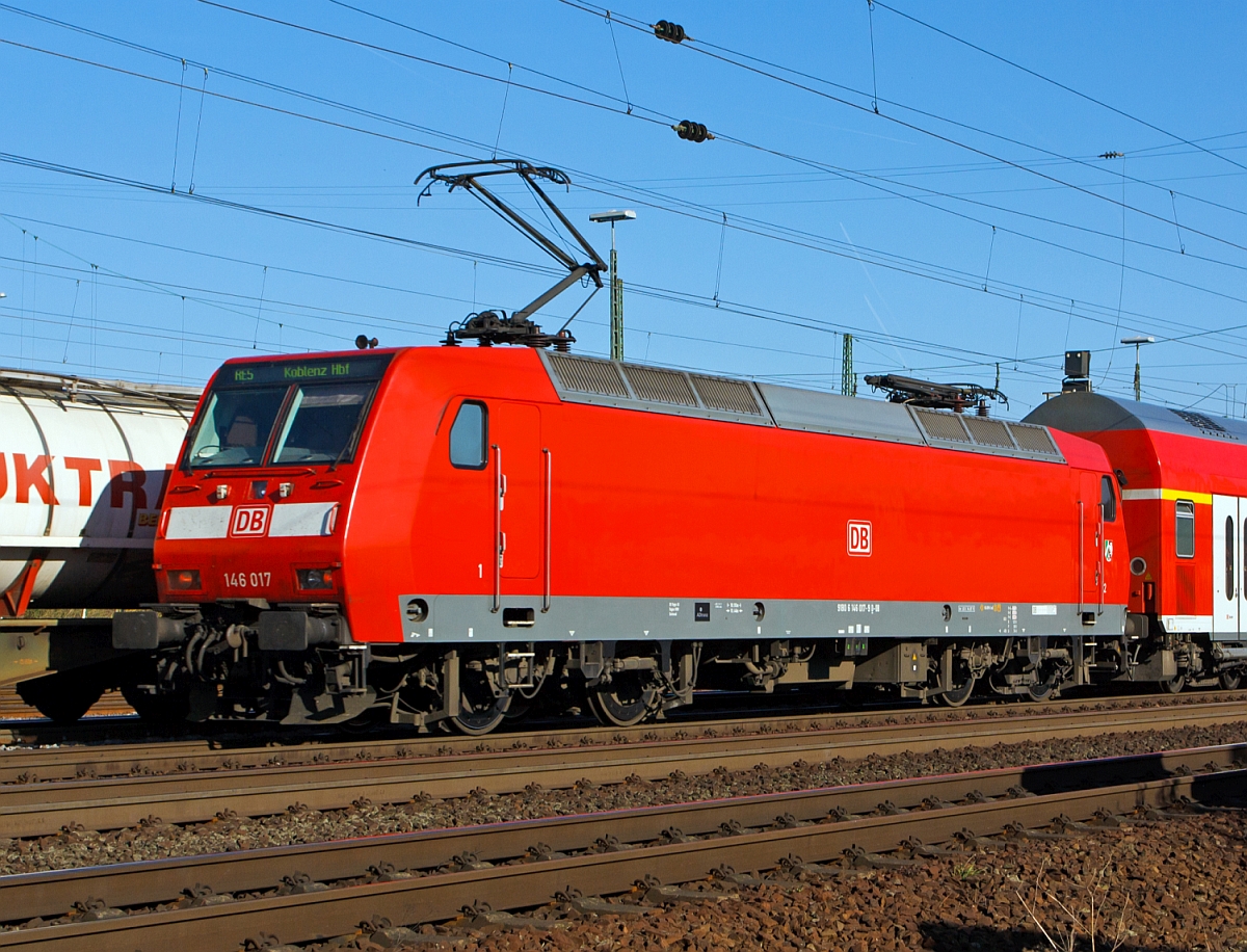 
Die 146 017-9 schiebt am 09.03.2014 den RE 5  Rhein-Express  (Emmerich - Duisburg - Düsseldorf - Köln - Koblenz Hbf) bei Koblenz-Lützel Steuerwagen voraus in Richtung Koblenz Hbf.  

Die TRAXX P160 AC1 wurde 2002 bei ADtranz (heute Bombardier) in Kassel unter der Fabriknummer 33884 gebaut und an die DB Regio NRW geliefert. Sie trägt die NVR-Nummer 91 80 6 146 017-9 D-DB und die EBA-Nummer EBA 99M10A 017.