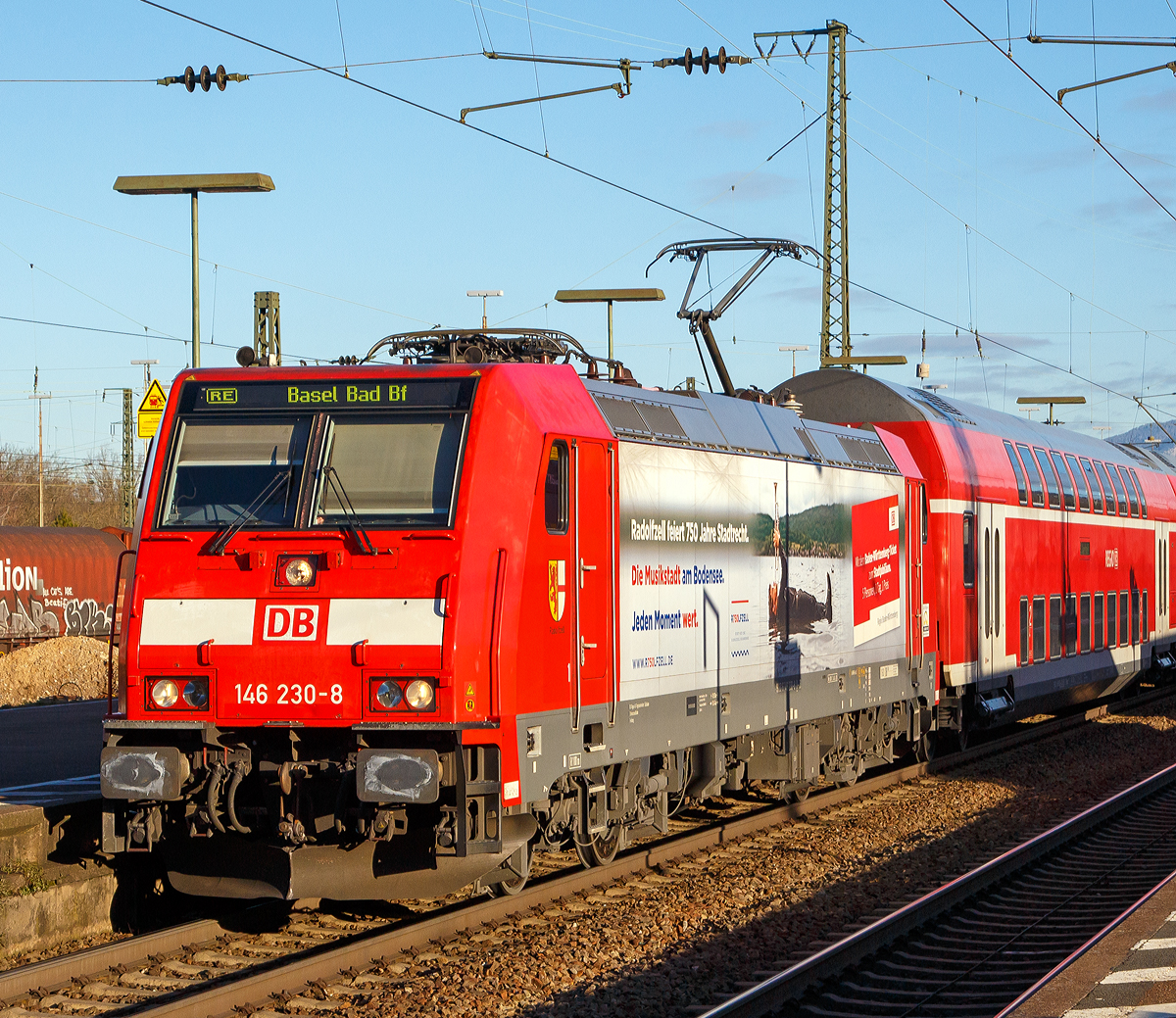 
Die 146 230-8 (91 80 6146 230-8 D-DB)   Radolfzell   am 29.12.2017 beim Halt im Bf Weil am Rhein, mit dem RE von Offenburg nach Basel Bad Bf.