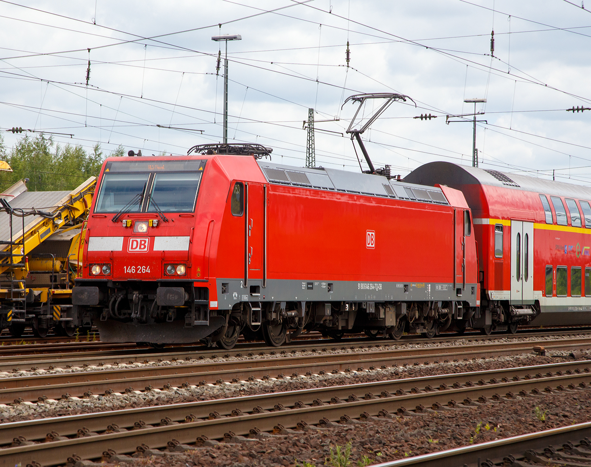 
Die 146 264-7 (91 80 6146 264-7 D-DB) der DB Regio fährt am 18.06.2017, mit dem RE 5  Rhein - Express  Koblenz - Köln - Wesel, durch Koblenz-Lützel in Richtung Köln. 

Die Lok wurde 2015 von Bombardier in Kassel unter der Fabriknummer 35074 gebaut.