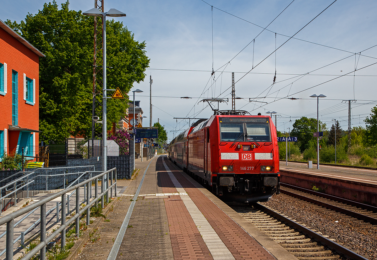 Die 146 277 (91 80 6146 277-9 D-DB) der DB Regio Nordost verlässt am 16.05.2022 mit dem RE 1 „Hanse-Express“ (Rostock – Schwerin – Hamburg) den Bahnhof Bützow.

Die Die TRAXX P160 AC2 wurde 2015 von Bombardier Transportation GmbH in Kassel unter der Fabriknummer  KAS 35087 gebaut.