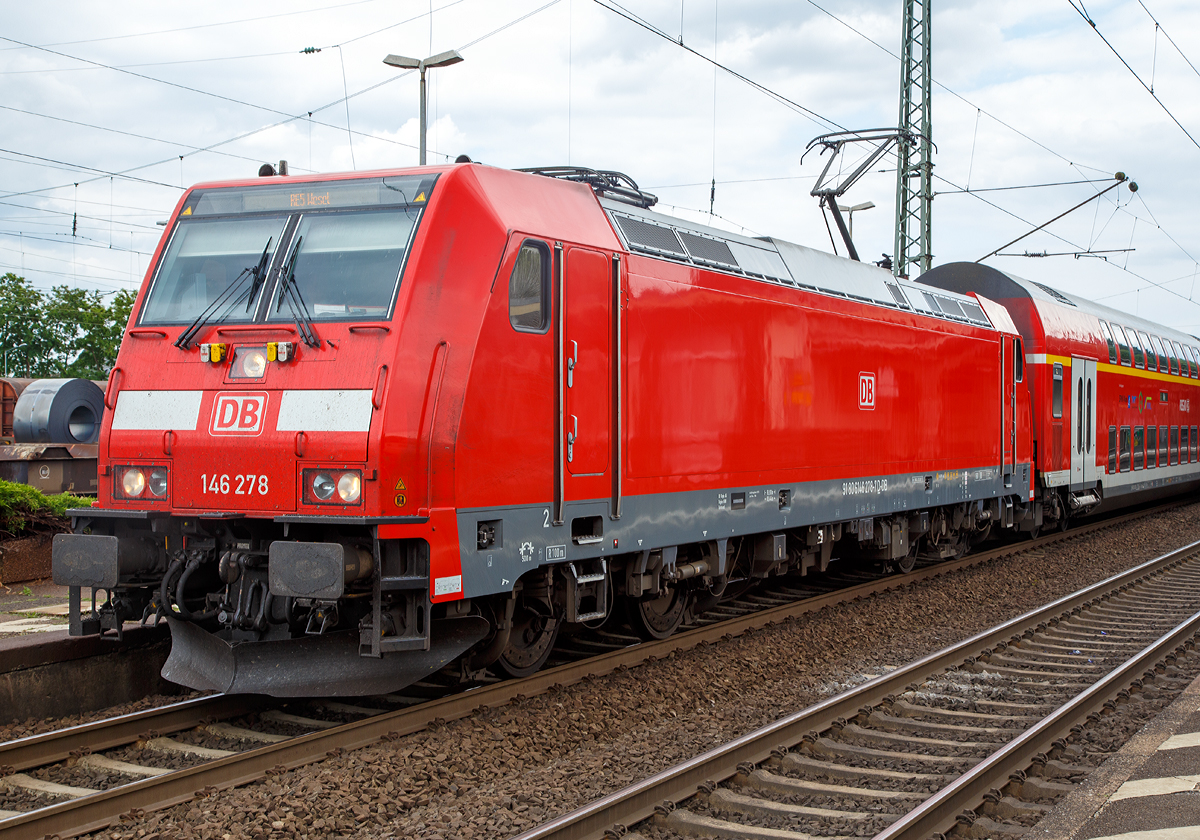 Die 146 278-7 (91 80 6146 278-7 D-DB) der DB Regio NRW, mit dem RE 5  Rhein-Express  (Koblenz - Köln - Wesel), am 16.06.2017 beim Halt im Bahnhof Andernach. 

Die TRAXX P160 AC2 wurde 2015 von Bombardier in Kassel unter der Fabriknummer 35088 gebaut.

Eine dritte Bauserie der  BR146 (Bombardier Traxx P160 AC2), die seit 22. Juli 2005 ausgeliefert wird, übernimmt die mit der 185.2 eingeführten Änderungen und wird als 146.2 bzw. 146.5 eingeordnet.

Im August  2012 hatte die Deutsche Bahn weitere 32 Lokomotiven der Reihe 146 (intern bei der DB als 146.3 geführt) bei Bombardier bestellt, um ihre Fahrzeugflotte im Regionalverkehr zu verjüngen. Das Auftragsvolumen betrug rund 108 Millionen Euro. Die ersten beiden Lokomotiven wurden 2014 ausgeliefert, die restlichen 30 wurden 2015 ausgeliefert. Sechs Lokomotiven sind in Frankfurt beheimatet (146 251–256), die restlichen 26 in Dortmund (146 257–282).


TECHNIK:
Drehgestelle und Fahrmotoren
In den beiden Drehgestellen in Kastenbauweise laufen je zwei Monobloc-Radsätze. Sie stützen mit Flexicoil-Federn den Rahmen und übertragen Zug- und Bremskräfte über eine Zug-/Druckstange. Jede Achse wird von einem integrierten Gealaif-Motor-Getriebe-Block angetrieben. Der Drehstrom-Asynchronmotor bildet dabei mit seinem Getriebe eine gekapselte und nur als Ganzes tauschbare Einheit.


Bei dieser  schnelleren Baureihe 146 bzw. Traxx P160 mit einer Höchstgeschwindigkeit von 160 km/h wurde ein moderner Hohlwellenantrieb eingebaut, der gefedert im Drehgestell aufgehängt ist. 
Hier überträgt der Motor seine Kraft auf eine Hohlwelle, die über Kardangelenke mit dem Radsatz verbunden ist. Die Drehgestelle der einzelnen Traxx-Generationen unterscheiden sich leicht, können aber untereinander ausgetauscht werden.

Bei den Traxx F140 ist dagegen dieser Antrieb als Tatzlagerantrieb ausgeführt, d. h. der Motorblock stützt sich auf der Achse ab, die er antreibt.  Dieser Antrieb ist preisgünstigen und einfacher zu warten. 

Lokkasten
Auf den aus zwei Langträgern und sechs Querträgern aufgebauten Hauptrahmen sind die durchgehend glatten Seitenwände montiert. Diese bilden mit dem Rahmen eine selbsttragende Einheit. Das Dach ist zum Austausch von Baugruppen im Maschinenraum in drei Teilen abnehmbar. Wie bei Drehstromlokomotiven üblich, ist der Transformator tiefliegend unter dem Kastenboden aufgehängt, so dass im Maschinenraum Platz für einen durchgehenden Mittelgang ist. Der Kasten mit den Führerhäusern ist in Stahlbauweise ausgeführt. Ab Traxx 2 wurden die Stirnpartien der Führerhäuser besonders verstärkt, um im Falle eines Zusammenstoßes den Lokführer besser zu schützen. Damit erfüllt der Lokkasten die neuen europäischen Anforderungen bezüglich Crashsicherheit. Die Stirnfront ist bei diesen Lokomotiven im unteren Bereich nicht mehr eingezogen.


Bremsen
Der Bremsrechner der Lokomotiven ist so programmiert, dass er eine angeforderte Bremsverzögerung immer zunächst mit der elektrischen Bremse zu erreichen versucht, erst wenn diese nicht ausreicht, nimmt er die Druckluftbremse zu Hilfe. Bremsanforderungen lassen sich bei entsprechend ausgerüsteten Zügen über die ep-Leitung an die Wagen übertragen, so dass alle Bremsen im Zug gleichzeitig ansprechen und es nicht zu Stauchungen bzw. Dehnungen im Zugverband kommen kann. Die Radsätze weisen integrierte Scheibenbremsen auf. Zu den Nicht-Betriebsbremsen auf den Lokomotiven gehören die direkt wirkende Zusatzbremse zum Rangieren des Triebfahrzeugs und die Federspeicherbremse zum Sichern des abgestellten Fahrzeugs. Alle Druckluftverbraucher im Zug werden von einem Luftpresser mit 2400 l/min Ansaugvolumen über einen 800-Liter-Hauptluftbehälter versorgt.


TECHNISCHE DATEN:
Spurweite: 1.435 mm
Achsanordnung: Bo`Bo`
Länge über Puffer: 18.900 mm
Drehzapfenabstand: 10.440 mm
Dienstgewicht: 85 t 
Radsatzlast: 21,3 t
Nennleistung (Dauerleistung):  5.600 kW (7.600 PS)
Anfahrzugkraft: 300 kN
Dauerzugkraft: 265 kN
max. elektrische Bremskraft: 150 kN (15t)
Höchstgeschwindigkeit: 160 km/h
Kleinster befahrbarer Gleisbogen: R= 100 m
Antrieb: Hohlwellenantrieb
elektr. Antrieb: Drehstrom- Asynchron-Motoren (4 Stück)
Fahrdrahtspannung: 15 kV 16,7 Hz (technisch auch 25 kV 50 Hz möglich, aber nicht bestellt)