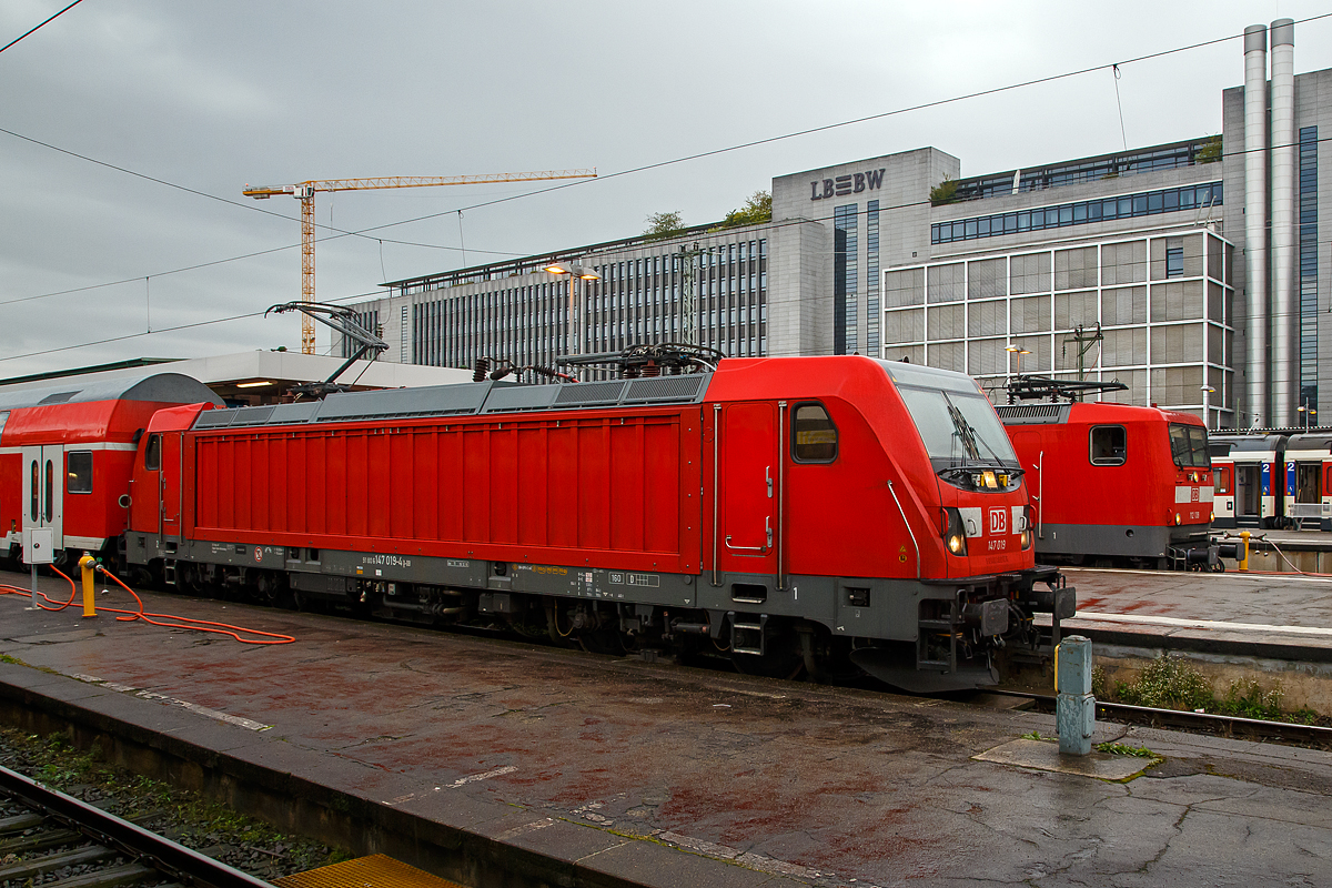 Die 147 019-4 (91 80 6147 019-4 D-DB) der DB Regio Baden-Württemberg steht am 09.09.2017 im Hbf Stuttgart.

Die Bombardier Traxx P160 AC3 wurde 2016 von Bombardier in Kassel unter der Fabriknummer 35111 gebaut.