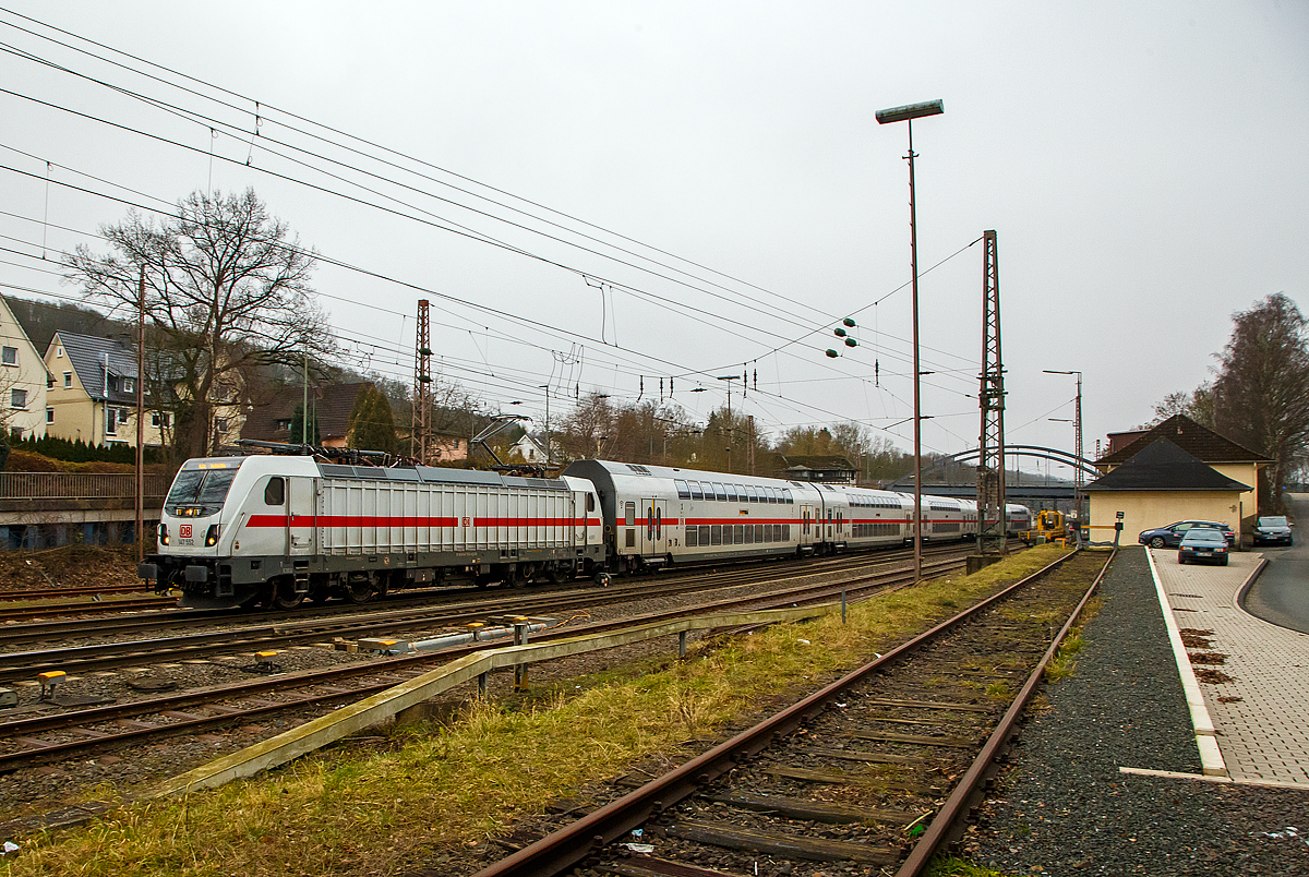 Die 147 552 (91 80 6147 552-4 D-DB – IC 4890) der DB Fernverkehr AG fährt am 15.01.2022 mit dem IC 2322 (Frankfurt a.M. Hbf - Siegen - Hamm - Münster - Norddeich Mole) durch Kreuztal in Richtung Norden..

Die TRAXX P160 AC3 wurde 2016 von Bombardier in Kassel unter der Fabriknummer 35224 gebaut und an die DB Fernverkehr AG geliefert. Sie hat die Zulassungen für Deutschland und die Schweiz (wohl nun erteilt), daher hat sie auch vier Stromabnehmer. Der Bahnstrom (15.000 V 16 ⅔ Hz) ist ja derselbe, aber die Palettenbreite (Wippe) ist 1.450 mm und somit 500 mm schmaler als die Wippen fürs DB Netz (1.900 mm breit). Das Schleifleistenmaterial ist bei beiden aus Graphit.