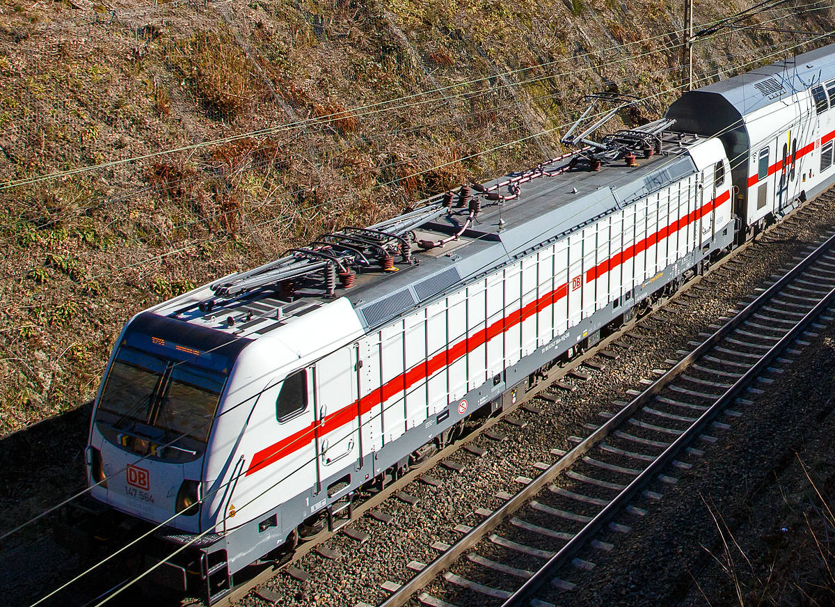 Die 147 564-9 (91 80 6147 564-9 D-DB – IC 4888) der DB Fernverkehr am 07.03.2022 beim Rudersdorfer Tunnel. 

Durch den Blick aufs Dach kann man den kleinen aber feinen Unterschied zwischen vorne dem Schweizer und dahinter dem Deutschen Stromabnehmer erkennen. Die Schweizer Wippen sind 500 mm schmaler als die Wippen f�rs DB Netz. 