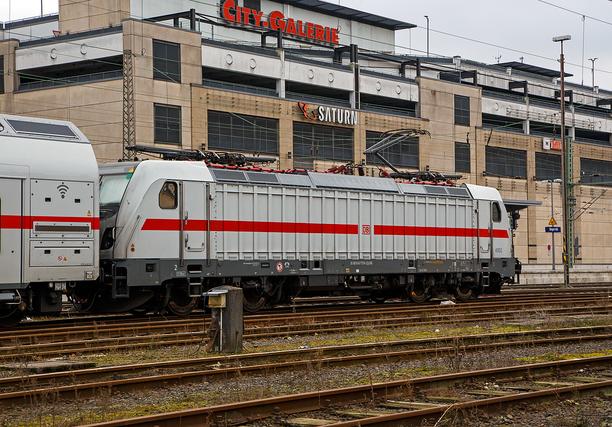 Die 147 576 (91 80 6147 576-3 D-DB – IC 4903) der DB Fernverkehr AG ist am 19.12.2021 mit dem IC2 – 4903 im Hauptbahnhof Siegen abgestellt. 

Um 11:04 Uhr ist sie mit dem IC 2322 Frankfurt a.M. Hbf - Siegen – (Hamm - Münster - Norddeich Mole) in Siegen angekommen, noch ist wegen der Flutkatastrophe die Ruhr-Sieg-Strecke unterbrochen, so fährt der Zug um 13:01 als IC 2229 (Dortmund Hbf) - Siegen Hbf - Frankfurt(Main)Hbf nach Frankfurt am Main zurück. Ab heute den 20.12.2021 fahren die IC´s nun endlich durchgängig, die Ruhr-Sieg-Strecke ist wieder komplett offen. 

Die TRAXX P160 AC3 wurde 2020 von Bombardier in Kassel gebaut und an die DB Fernverkehr AG geliefert. Sie hat die Zulassungen für Deutschland. Für die Schweiz ist die Zulassung auch vorgesehen, daher hat sie auch vier Stromabnehmer, doch wurde noch keine Zulassung durch die Schweiz vom Hersteller nicht erlangt.

Die Deutsche Bahn hatte Mitte 2013 erstmals 20 Traxx P160 AC3 für DB Regio abgerufen. Die Maschinen (147 001–020) wurden nach rund zweijährigem Testlauf im Dezember 2016 nach Stuttgart ausgeliefert und absolvierten im Januar 2017 die ersten Einsätze. 

Im März 2015 rief die DB weitere 17 Traxx P160 AC3 ab, diesmal für die DB Fernverkehr AG, diese sollten mit zeitgleich nachbestellten Doppelstock-Intercity (IC2) eingesetzt werden, erhielten daher eine WTB-Steuerung. Angestrebt sind Zulassungen für Deutschland und die Schweiz, einschließlich ETCS-Level-2-Ausrüstung, zusätzlichen Stromabnehmern mit schmalen Paletten (1.450 mm), und seitlich angebrachten Videokameras als Rückspiegelersatz. Im Gegensatz zu den verkehrsroten Maschinen von DB Regio sind die als Baureihe 147.5 (551–567) bezeichneten Lokomotiven der  DB Fernverkehr in IC-Farbgebung (weiß mit verkehrsrotem Längsstreifen) lackiert, sie wurden bis Ende 2018 abgeliefert. Die Maschinen wurden mit Zielschildanzeigen über den Frontfenstern ausgerüstet.

TECHNISCHE DATEN:
Spurweite:  1.435 (Normalspur) 
Achsformel:  Bo’Bo’
Länge über Puffer:  18.900 mm 
Drehzapfenabstand: 10.440 mm
Höhe:  4.283 mm
Breite:  2.977 mm 
Treibraddurchmesser:  1.250 mm (neu) / 1.170 mm (abgenutzt)
Dienstgewicht:  87 t
Dauerleistung:  5.600 kW 
Höchstgeschwindigkeit:  160 km/h
Anfahrzugkraft:  300 kN
Stromsystem: 15 kV, 16,7 Hz ~ (25 kV, 50 Hz ~ möglich)
Bremse: bremsrechnergesteuerte elektrische Bremse, Druckluftbremse

Erstmals seit den TRAXX-Vorgängern AEG 12X respektive der Baureihe 101 von ABB Henschel wurde der Lokkasten nicht mit glatten Seitenwänden gefertigt. Konstruktiv deutlich günstiger, sind die Seitenwände der AC3 vertikal gesickt; stattdessen erhielten die Seitenflächen sogenanntem Flex-Panel, eine Vorrichtung zum Einspannen von Planen. Diese würden die Sicken verdecken, und wären kostengünstiger als Umlackierungen oder Umbeklebungen von Mietlokomotiven, zudem könnten die Halter auch Werbung anbringen.

Eine Variante „P189“ mit Hohlwellenantrieb und auf maximal 189 km/h gesteigerter Zulassung, wurde von Bombardier in Aussicht gestellt.
