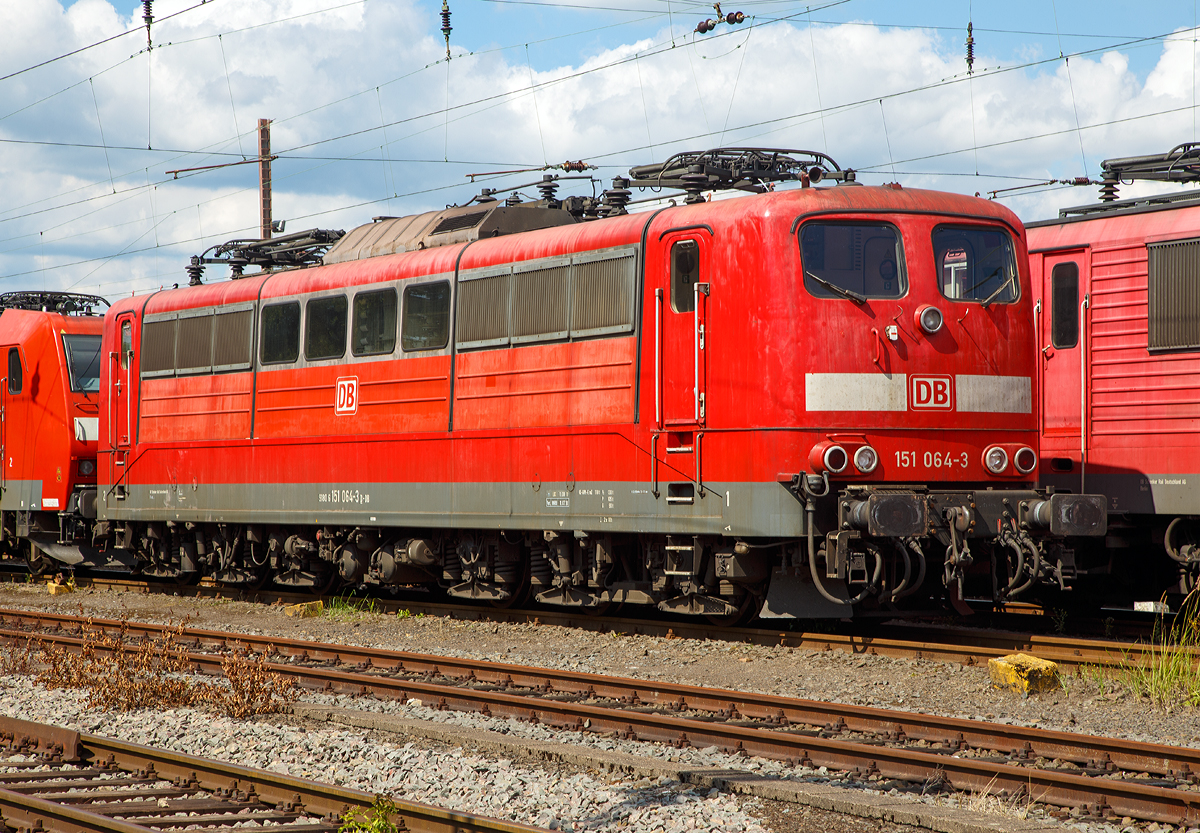 
Die 151 064-3 (91 80 6151 064-3 D-DB) der DB Cargo AG ist am 06.08.2017 im Abstellbereich in Kreuztal abgestellt .

Die Lok wurde 1974 bei Henschel & Sohn in Kassel unter der Fabriknummer 31807 gebaut.
