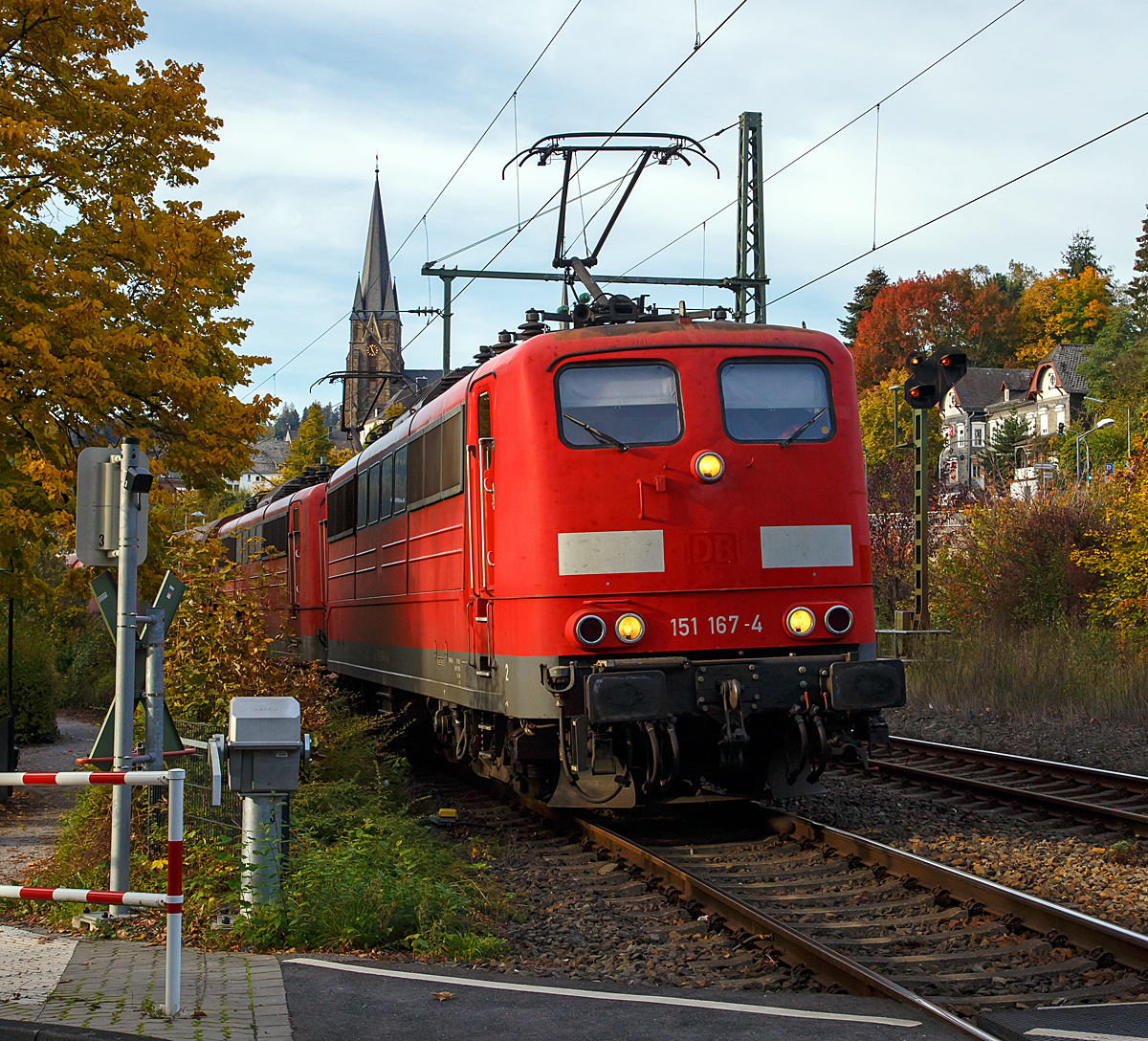 
Die 151 167-7 und 151 031-2 fahren am 08.10.2018 in Doppeltraktion mit einem Güterzug durch Kirchen an der Sieg (hier beim Bü Km 120,915) in Richtung Betzdorf.
