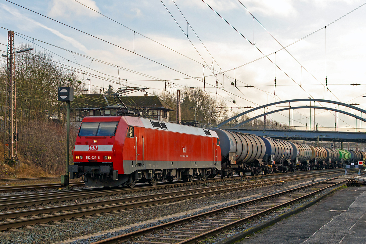 
Die 152 029-5 (91 80 6152 029-5 D-DB) der DB Schenker Rail Deutschland AG fährt am 17.01.2015 mit einem Kesselwagenzug (laut Gahrguttafel 30/1202 mit Dieselkraftstoff oder Heizöl) durch Kreuztal in Richtung Hagen. 

Die Lok wurde 1998 bei Krauss-Maffei in München unter der Fabriknummer 20156 gebaut. Sie hat die EBA-Nummer EBA 96Q15A 029.