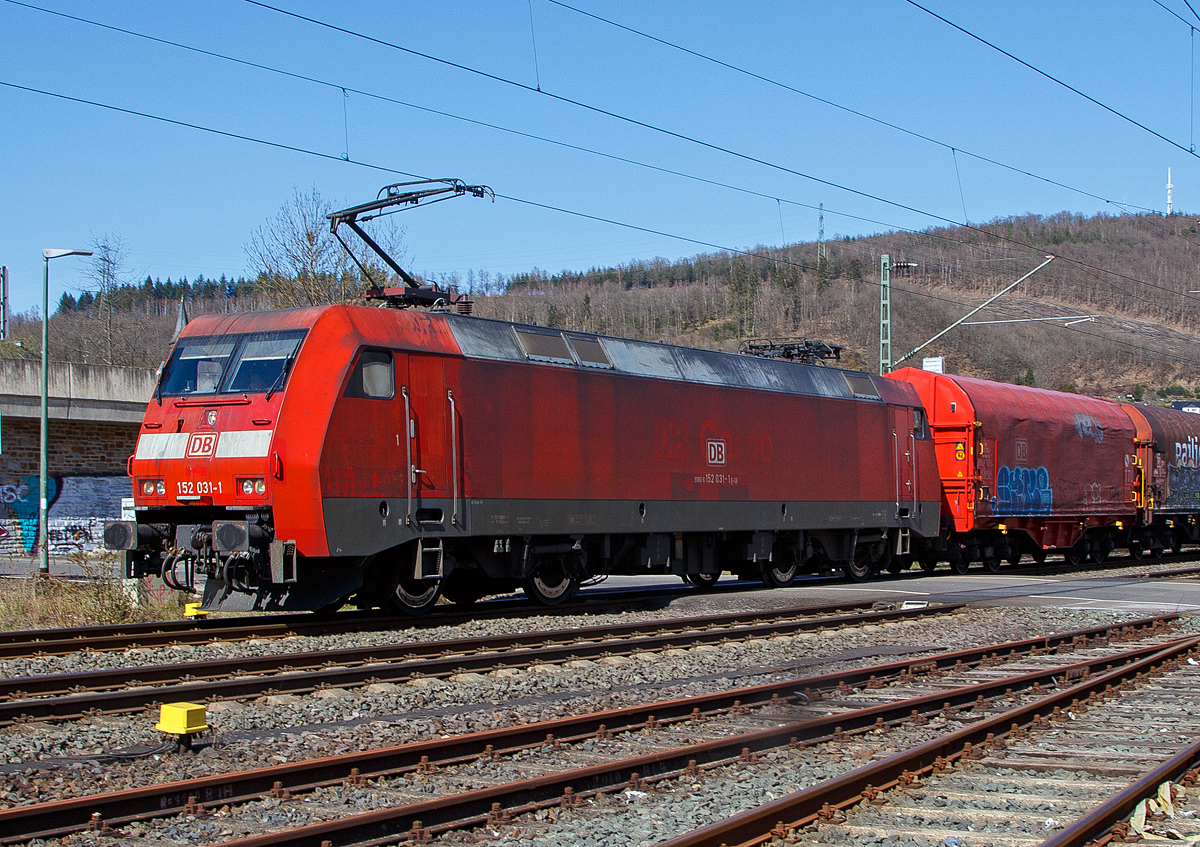 Die 152 031-1 (91 80 6152 031-1 D-DB) der DB Cargo AG fährt am 29.03.2021 mit gemischichten Güterzug durch Niederschelden in Richtung Köln. Hier nochmal, mehr gezoomt.

Die Siemens ES 64 F wurde 1998 bei Krauss-Maffei in München-Allach unter der Fabriknummer 20158 gebaut. 